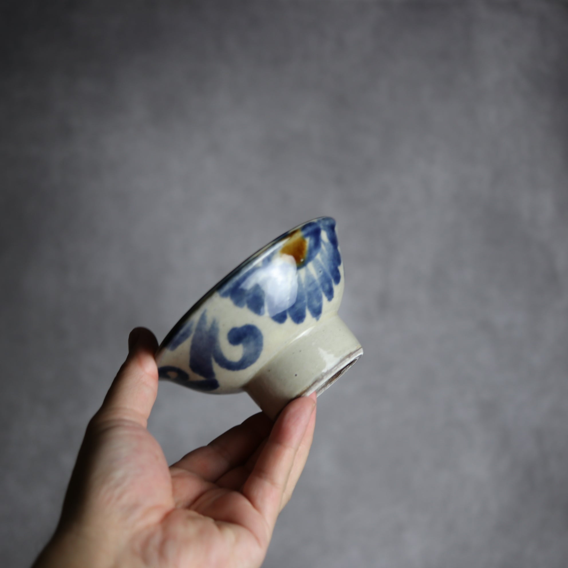 茂生窯 - 3.5寸マカイ1 飴 呉須釉 菊唐草 やちむん 陶器 茂生窯 - mundasui