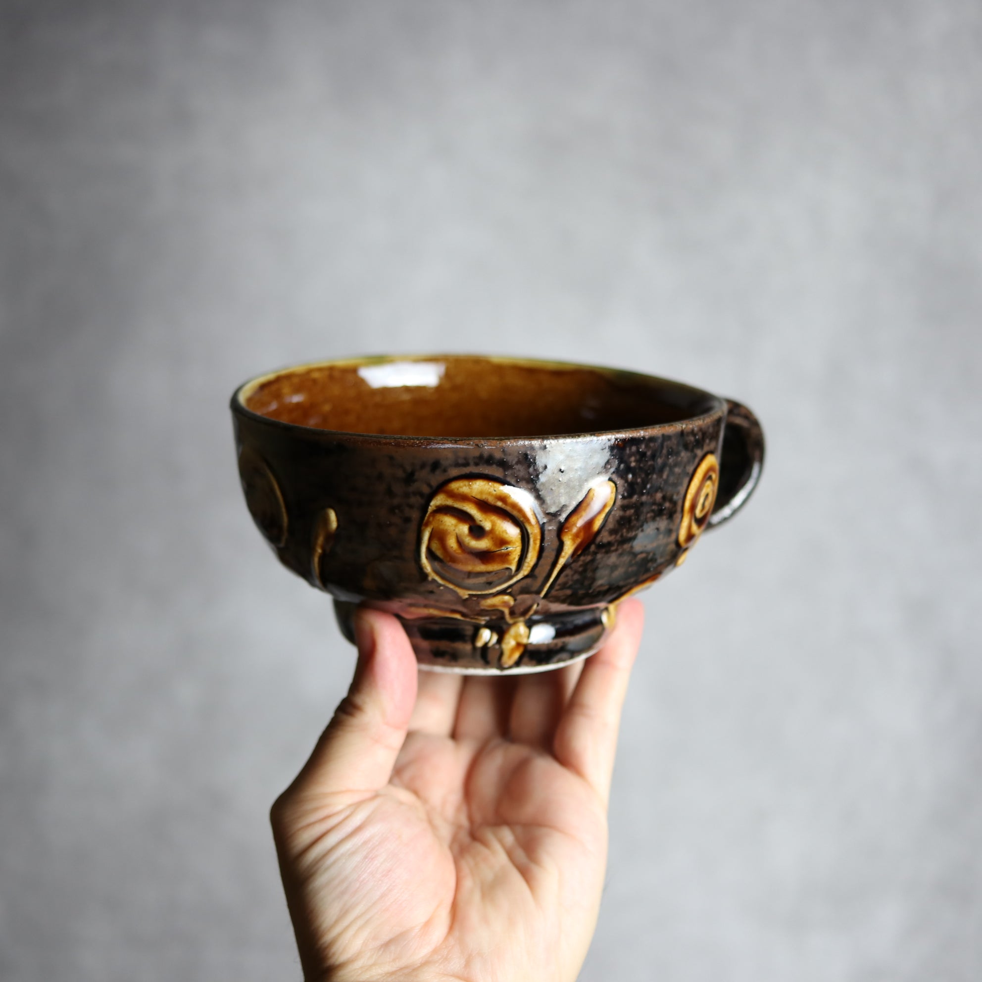 茂生窯 - スープマグ1 飴釉 イッチン 花 やちむん 陶器 茂生窯 - mundasui