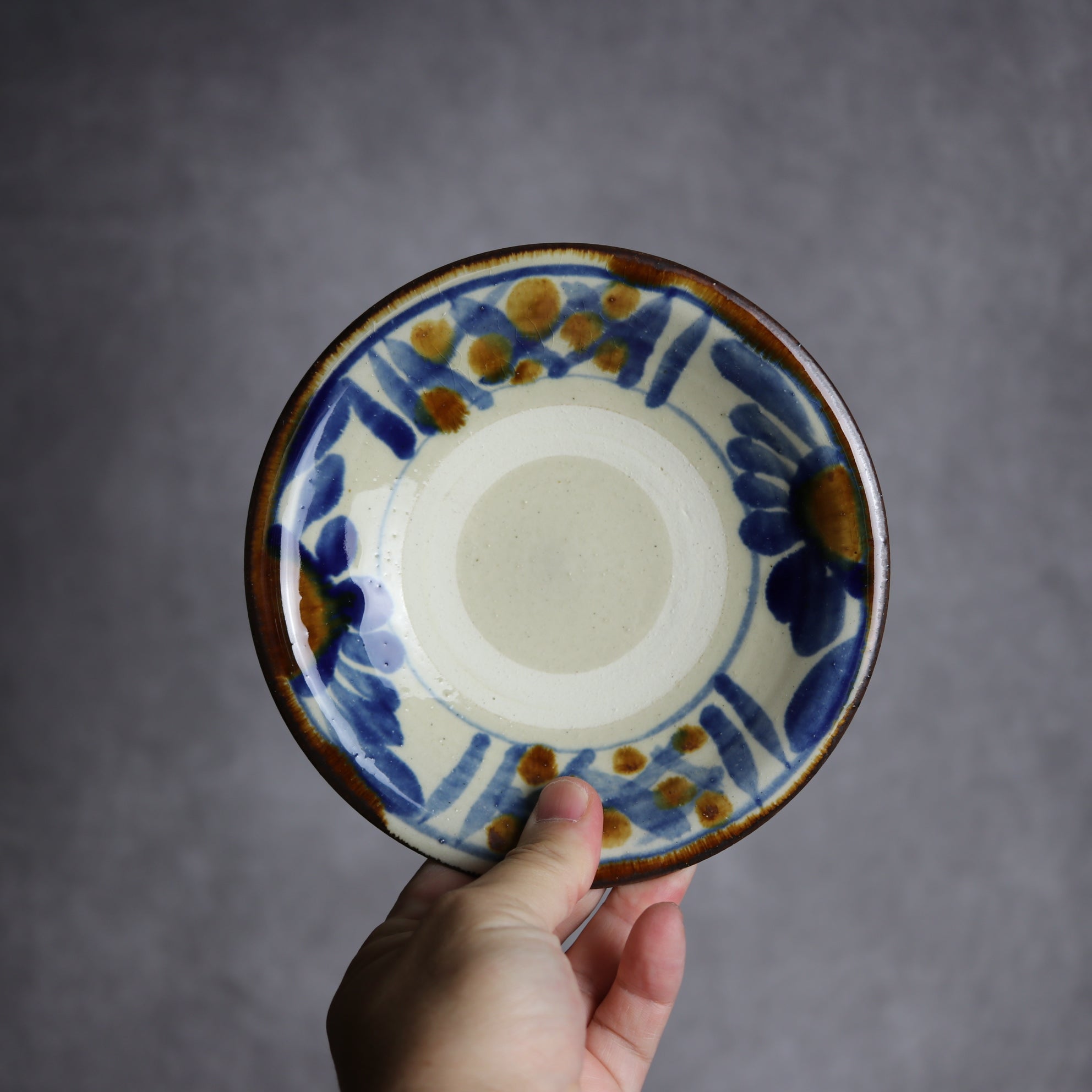 いずみ窯 島袋工房 - 5寸皿1 飴 呉須釉 菊花紋 やちむん 陶器 いずみ窯 島袋工房 - mundasui