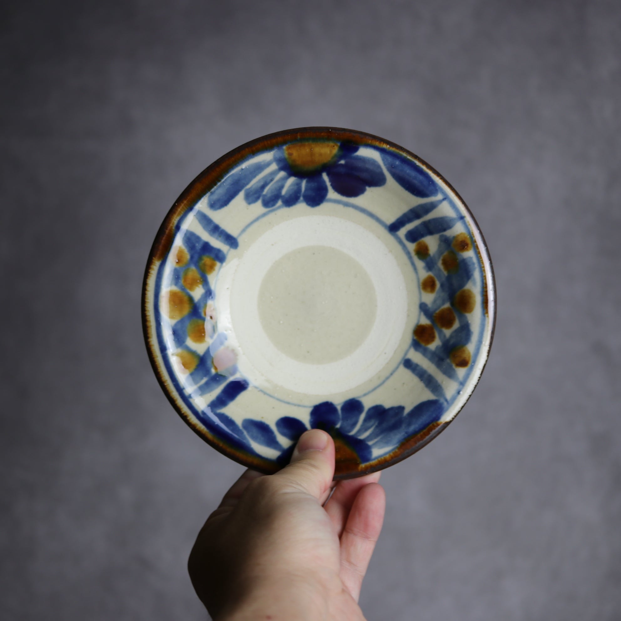 いずみ窯 島袋工房 - 5寸皿1 飴 呉須釉 菊花紋 やちむん 陶器 いずみ窯 島袋工房 - mundasui