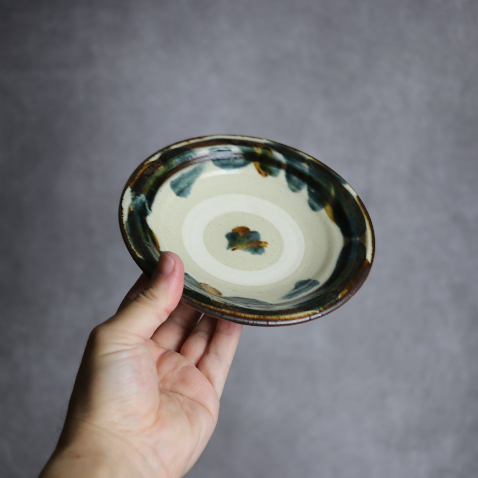 いずみ窯 島袋工房 - 5寸皿1 飴 呉須釉 唐草 やちむん 陶器 いずみ窯 島袋工房 - mundasui