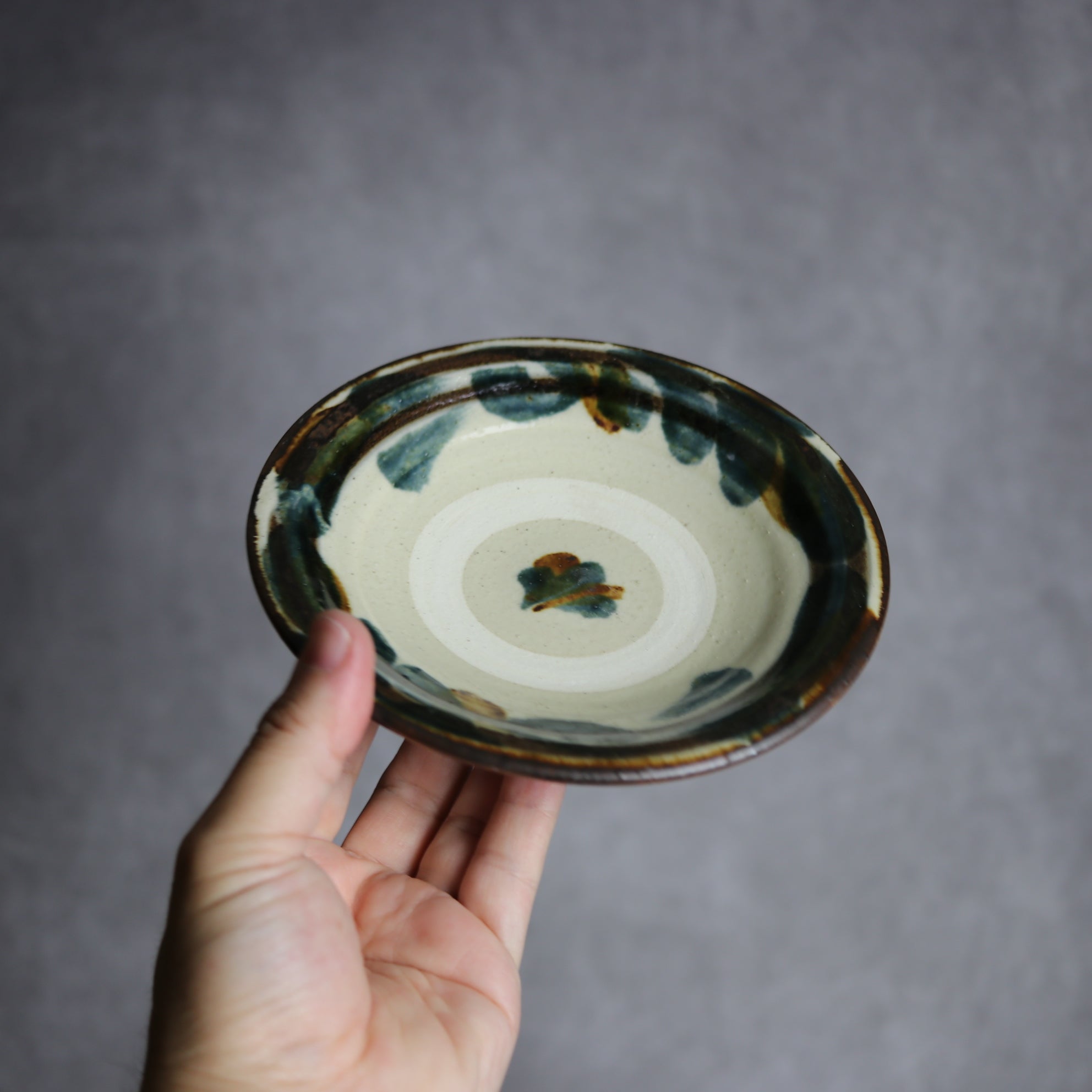 いずみ窯 島袋工房 - 5寸皿1 飴 呉須釉 唐草 やちむん 陶器 いずみ窯 島袋工房 - mundasui