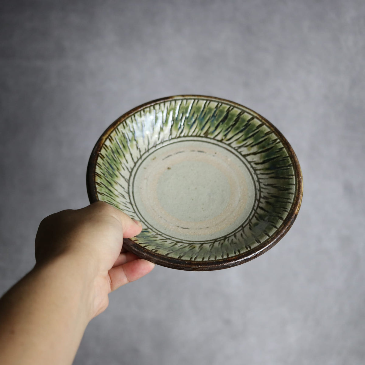 6寸皿2 緑釉 飛鉋 やちむん 陶器 栄一工房