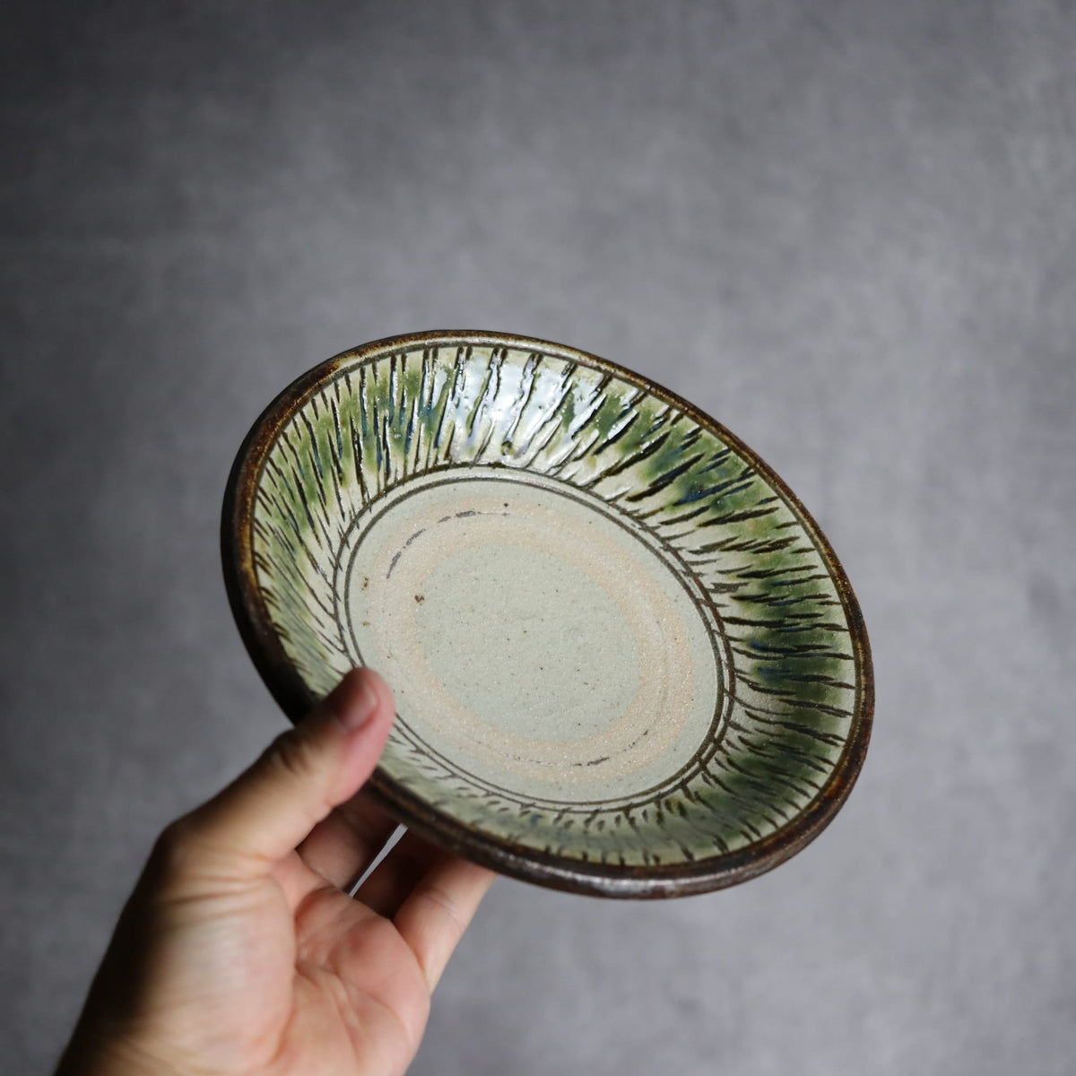 6寸皿2 緑釉 飛鉋 やちむん 陶器 栄一工房