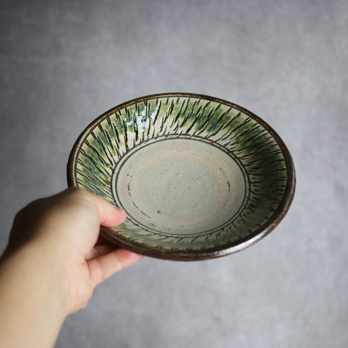 6寸皿2 緑釉 飛鉋 やちむん 陶器 栄一工房