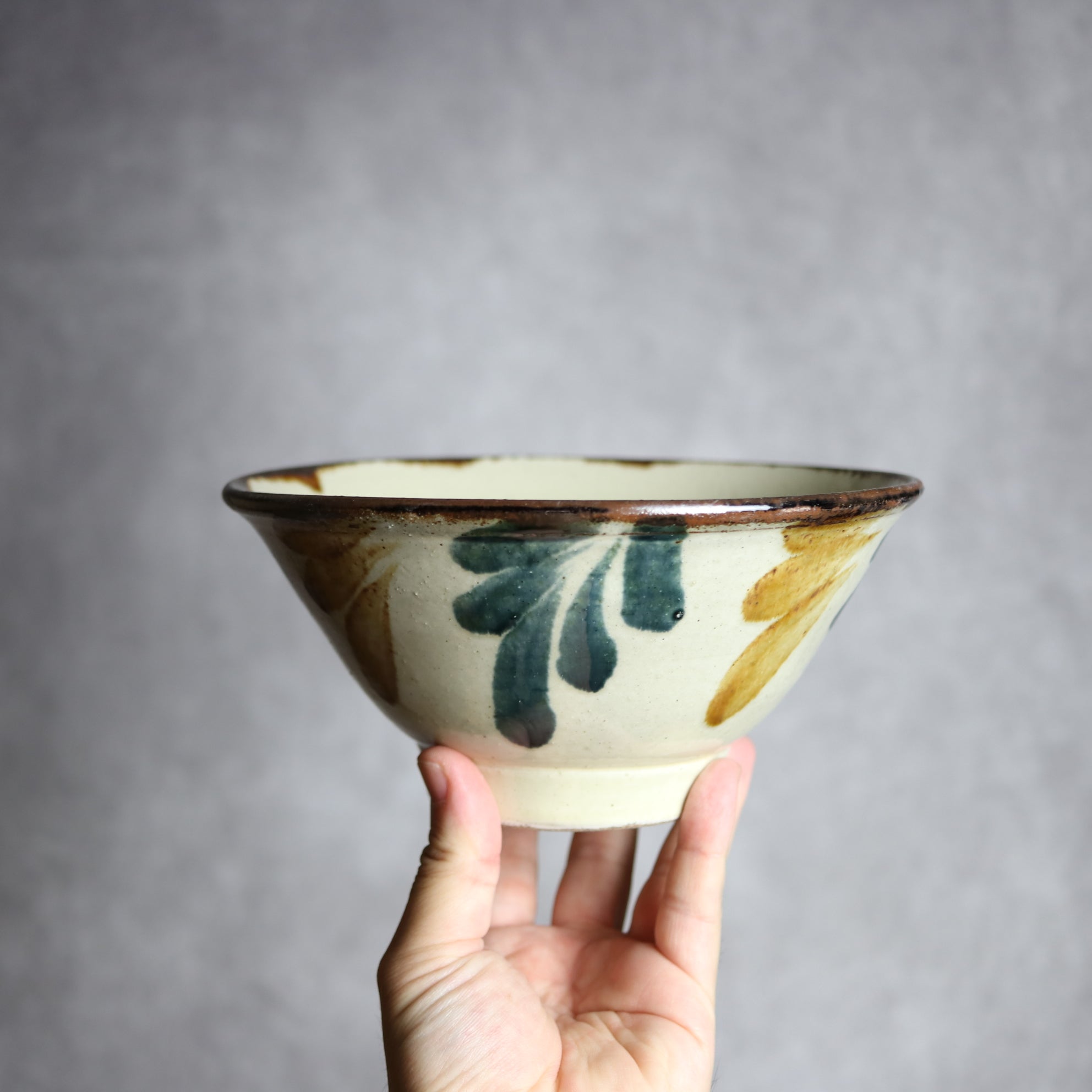 いずみ窯 島袋工房 - 6寸マカイ1 飴 呉須釉 葉紋 やちむん 陶器 いずみ窯 島袋工房 - mundasui