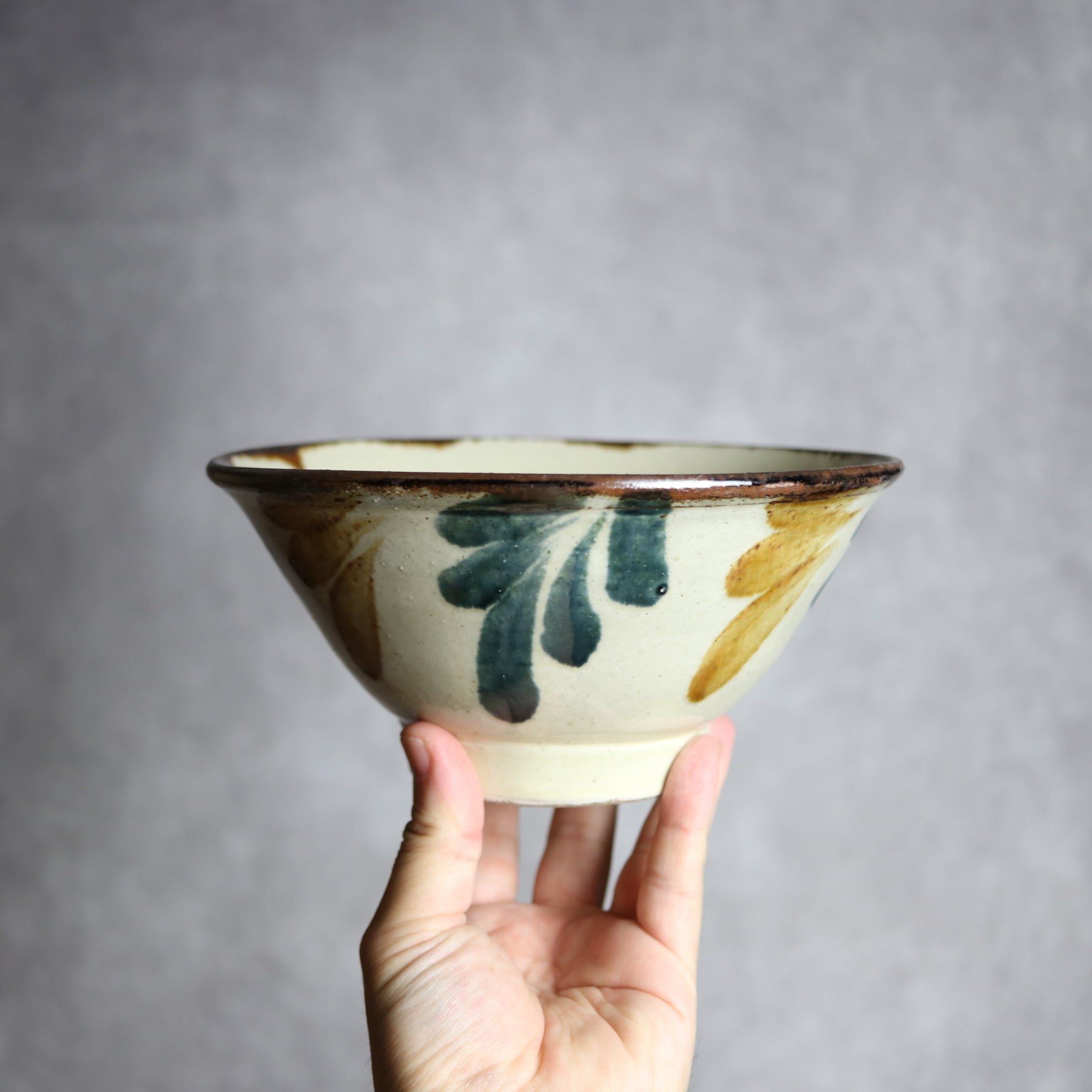 いずみ窯 島袋工房 - 6寸マカイ1 飴 呉須釉 葉紋 やちむん 陶器 いずみ窯 島袋工房 - mundasui