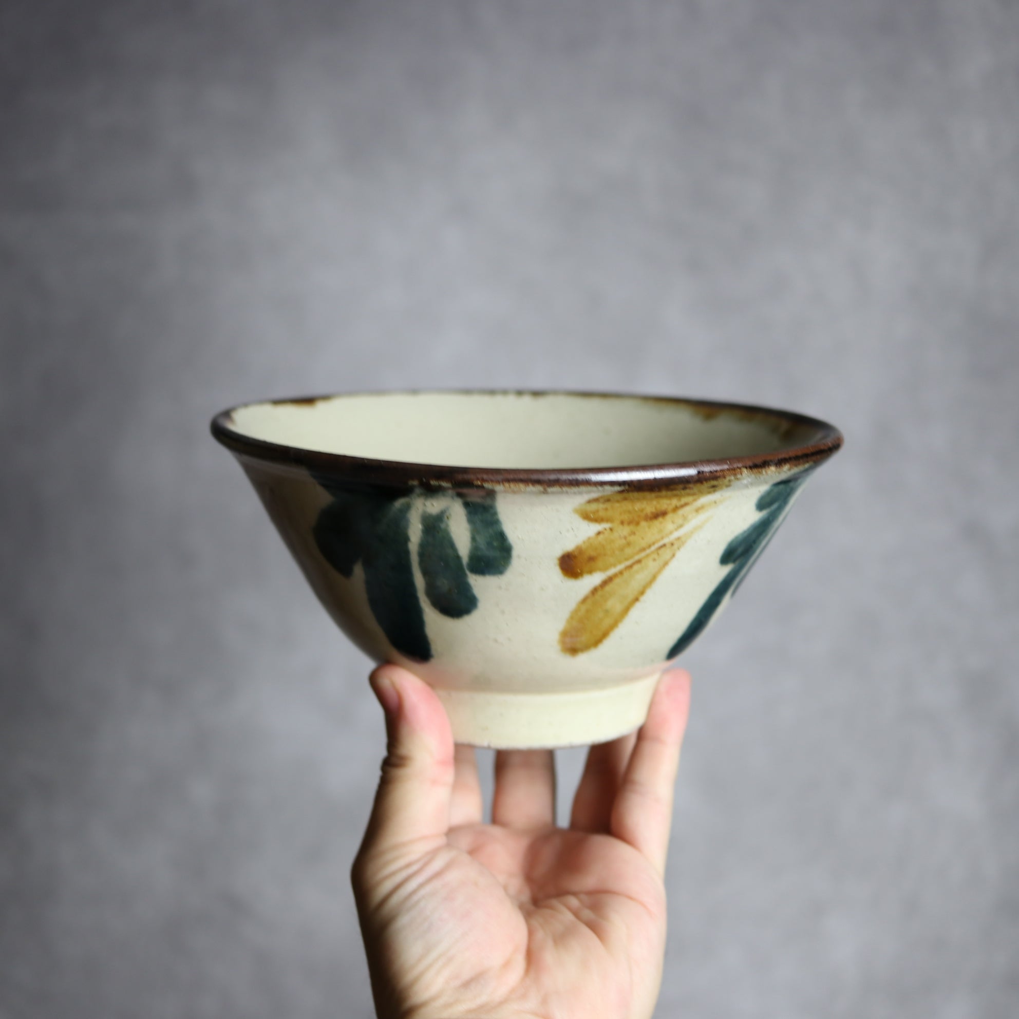いずみ窯 島袋工房 - 6寸マカイ1 飴 呉須釉 葉紋 やちむん 陶器 いずみ窯 島袋工房 - mundasui