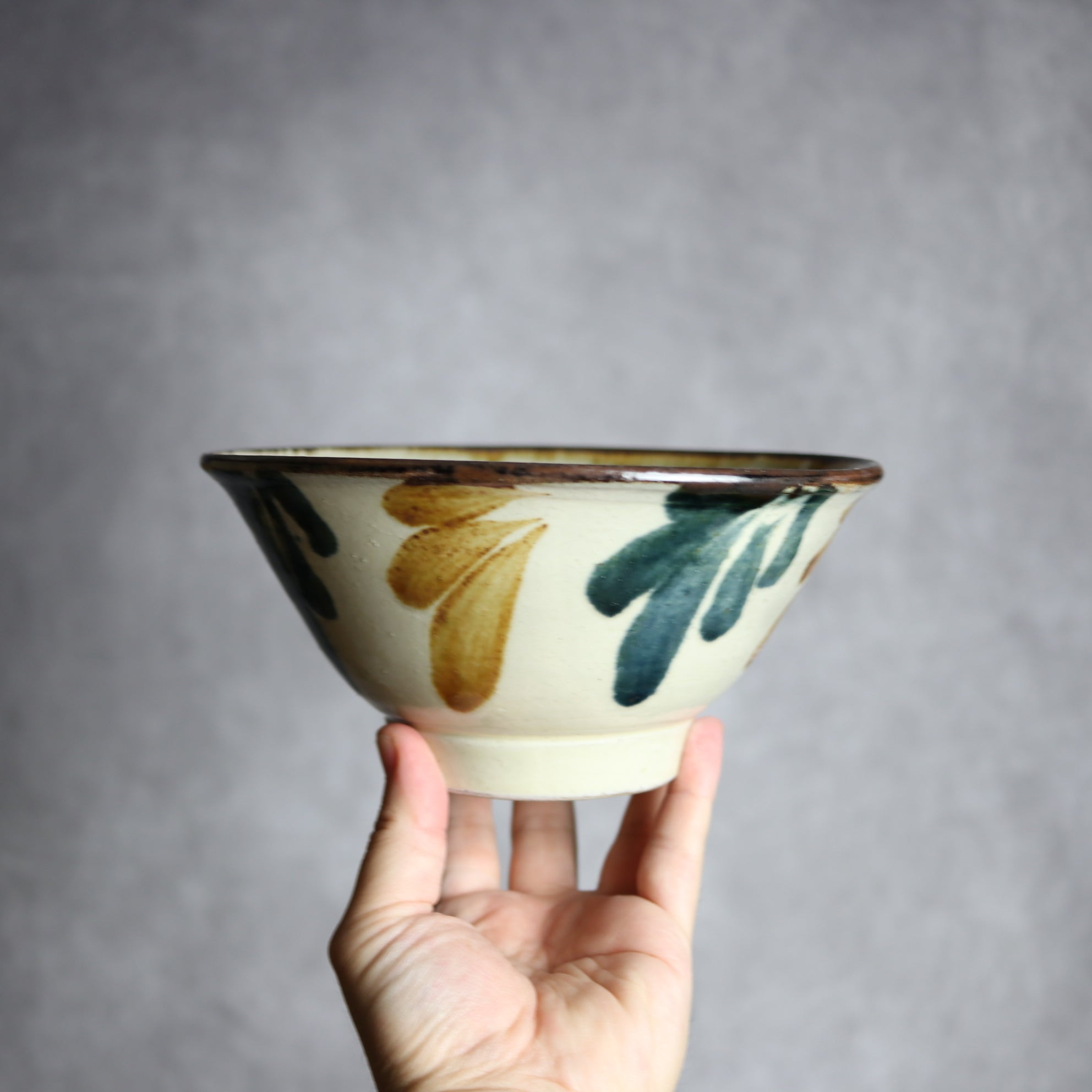 いずみ窯 島袋工房 - 6寸マカイ1 飴 呉須釉 葉紋 やちむん 陶器 いずみ窯 島袋工房 - mundasui