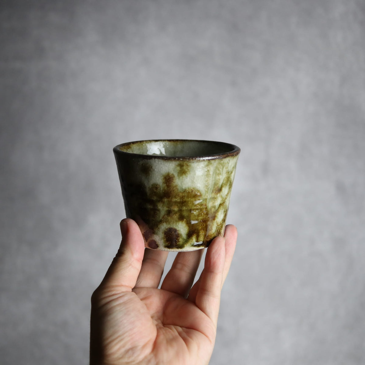 そば猪口1 黒呉須釉 格子唐草 やちむん 陶器 榮一工房