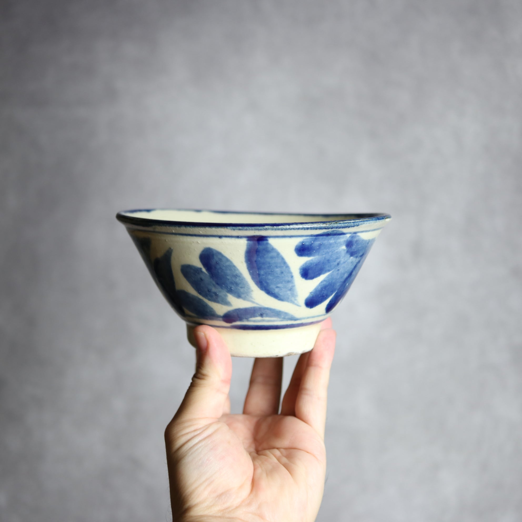 いずみ窯 島袋工房 - 5寸マカイ1 呉須釉 葉紋 やちむん 陶器 いずみ窯 島袋工房 - mundasui