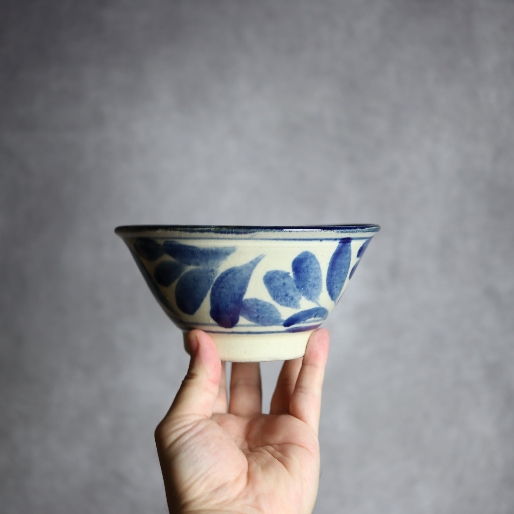 いずみ窯 島袋工房 - 5寸マカイ1 呉須釉 葉紋 やちむん 陶器 いずみ窯 島袋工房 - mundasui
