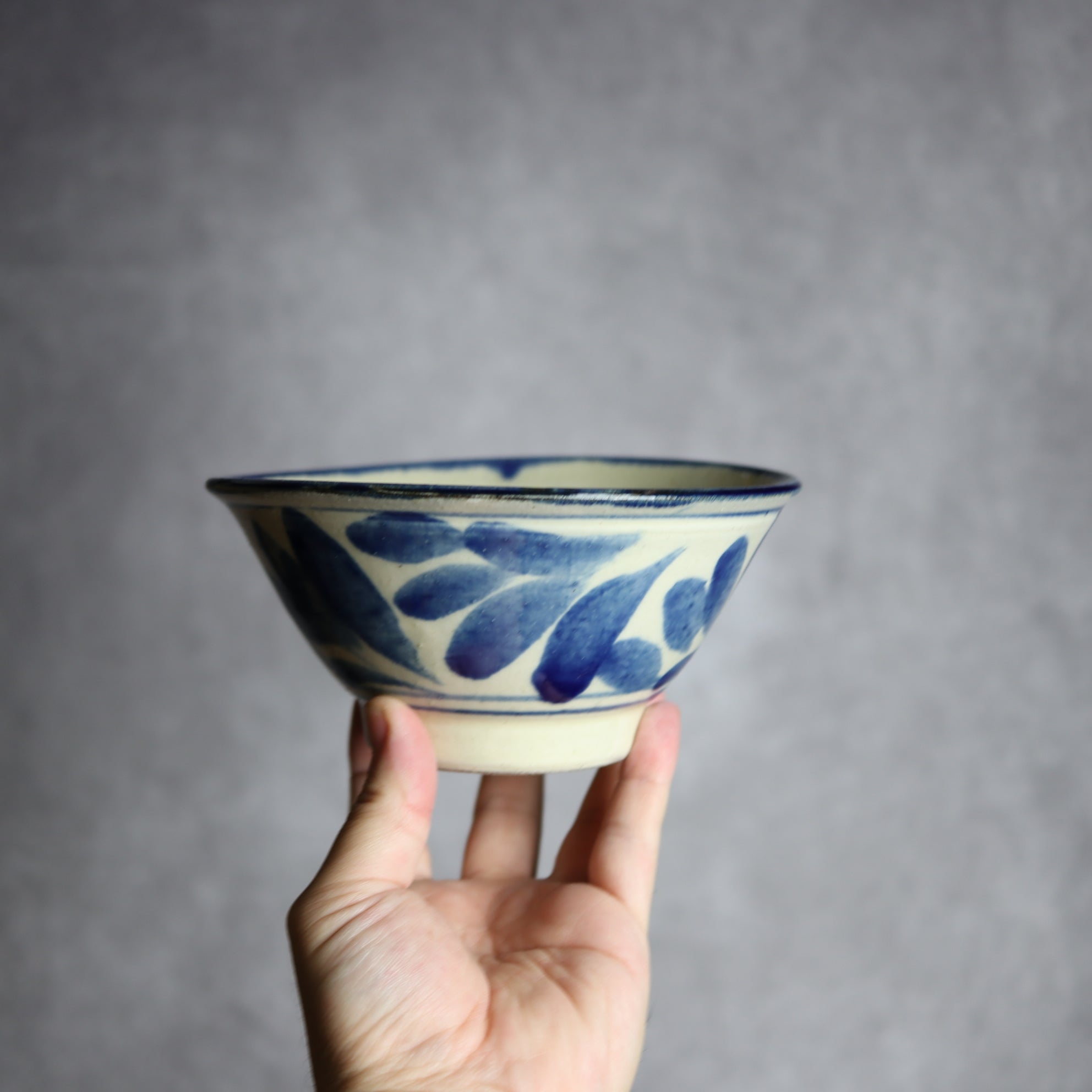 いずみ窯 島袋工房 - 5寸マカイ1 呉須釉 葉紋 やちむん 陶器 いずみ窯 島袋工房 - mundasui
