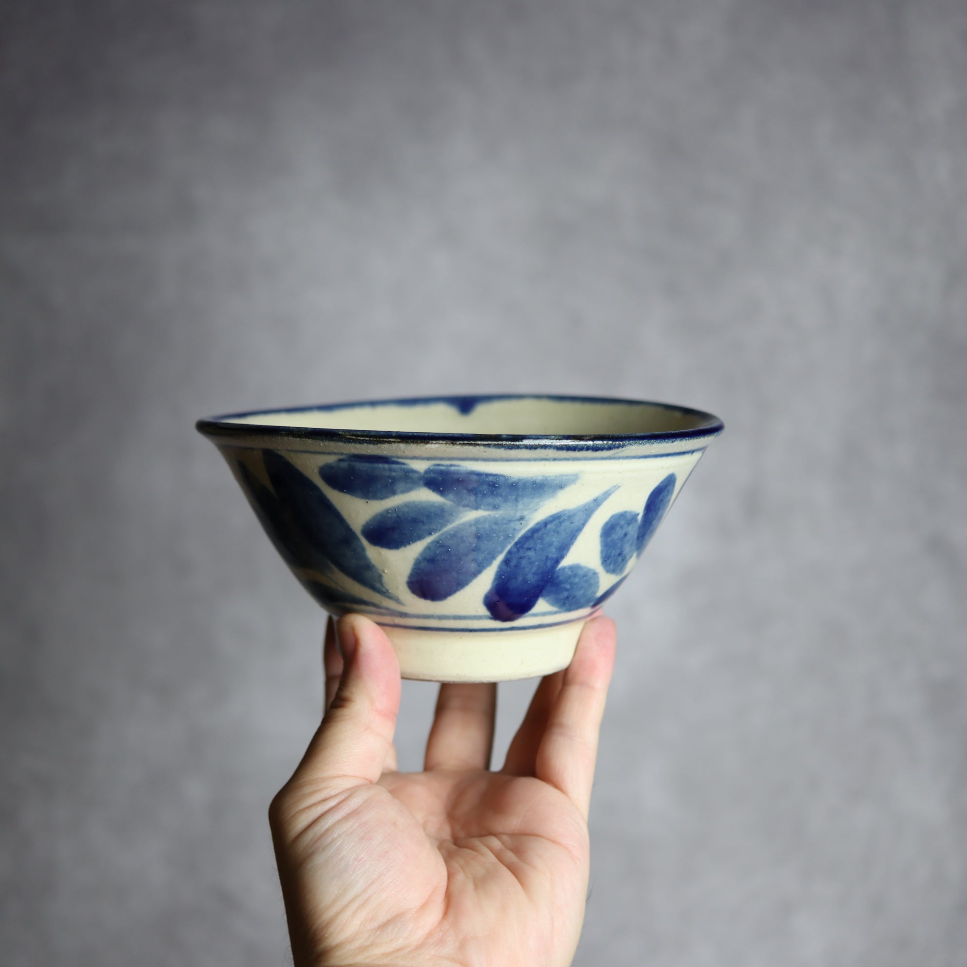 いずみ窯 島袋工房 - 5寸マカイ1 呉須釉 葉紋 やちむん 陶器 いずみ窯 島袋工房 - mundasui