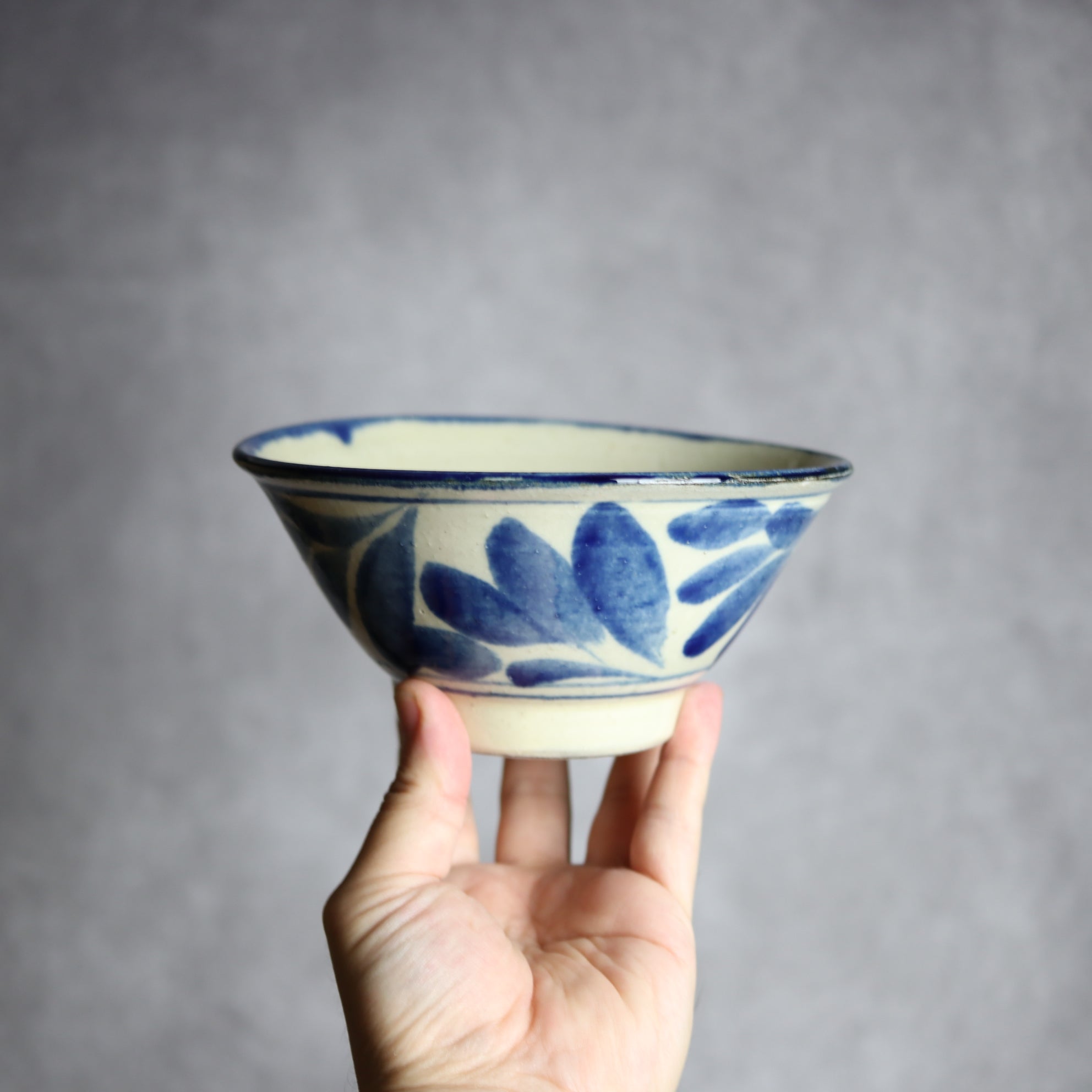 いずみ窯 島袋工房 - 5寸マカイ1 呉須釉 葉紋 やちむん 陶器 いずみ窯 島袋工房 - mundasui