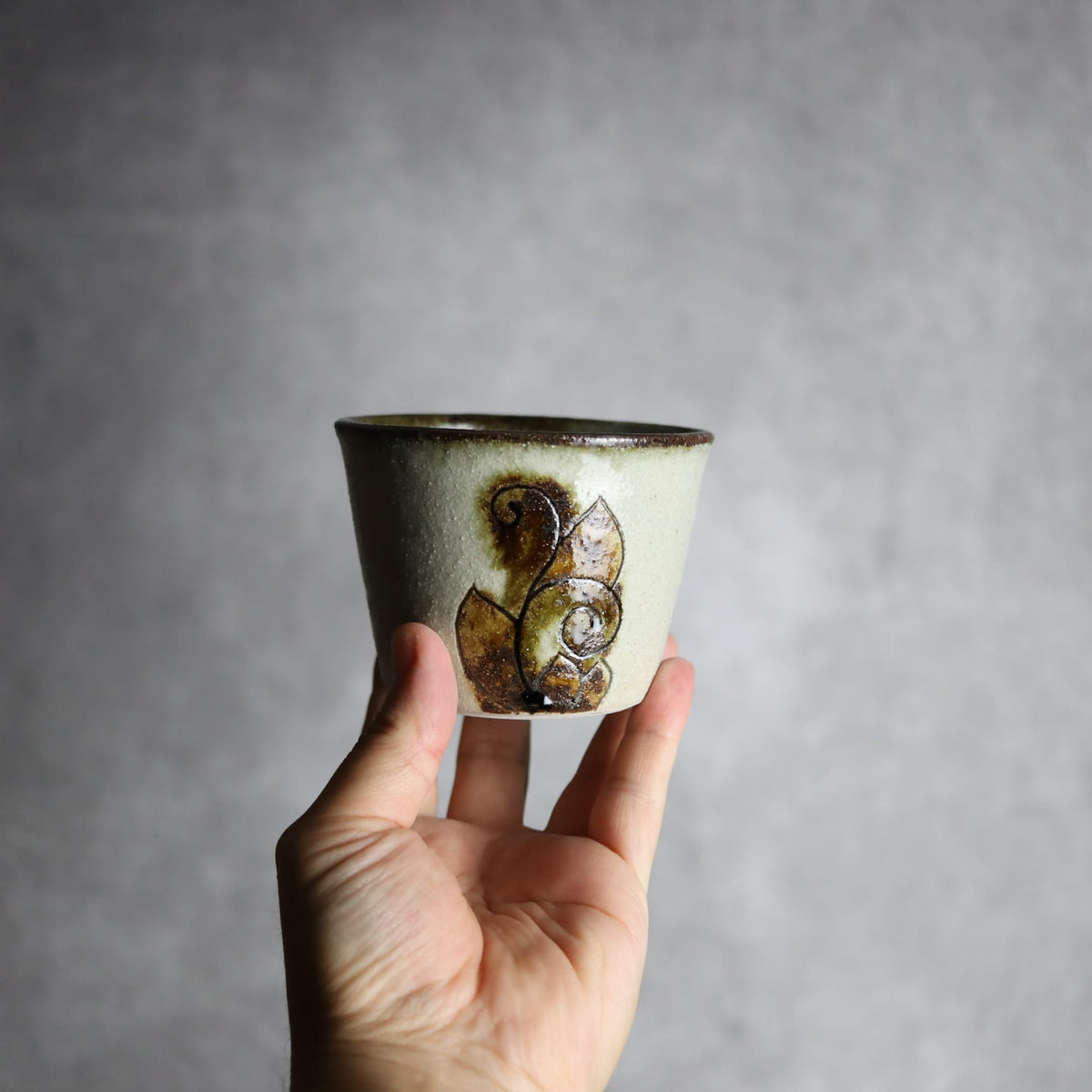 そば猪口1 黒呉須釉 線彫唐草 やちむん 陶器 榮一工房