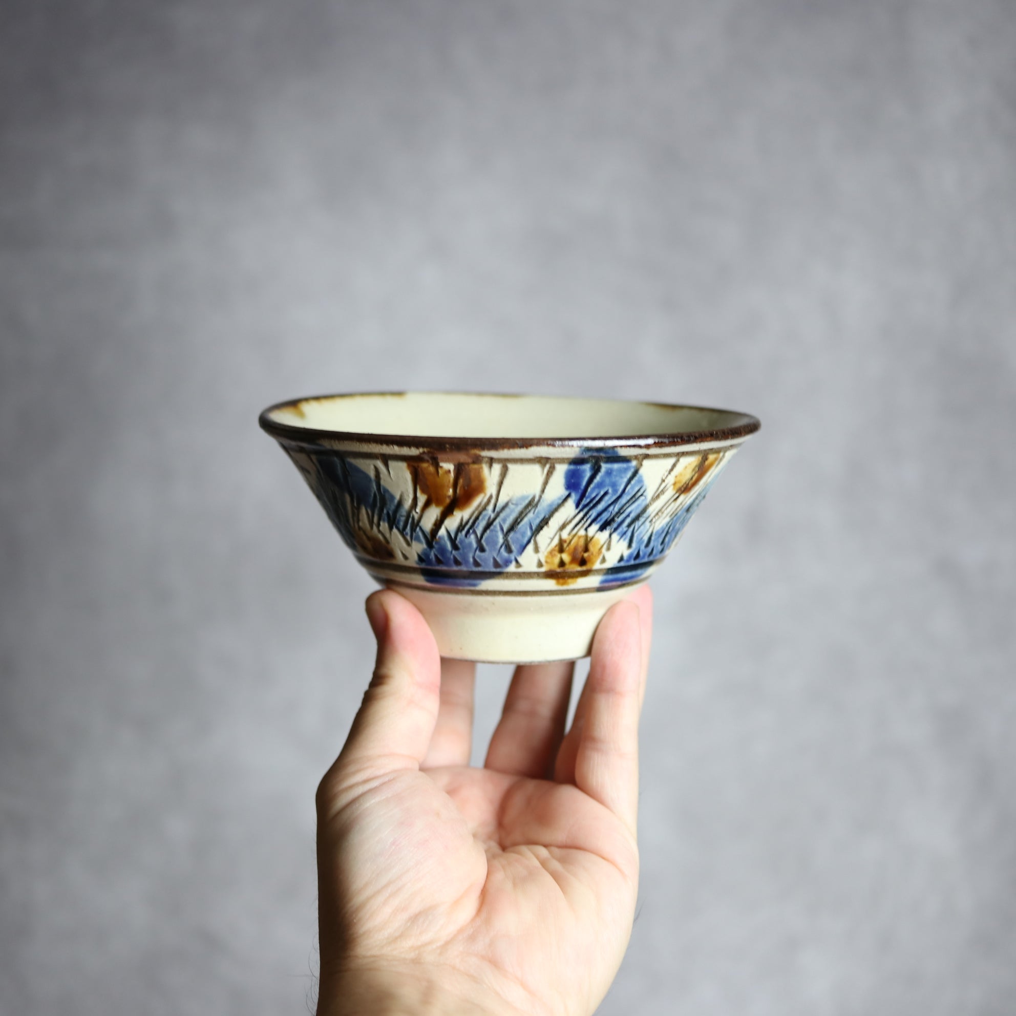 いずみ窯 島袋工房 - 4.5寸マカイ1 飴 呉須釉 飛鉋 格子点打 やちむん 陶器 いずみ窯 島袋工房 - mundasui