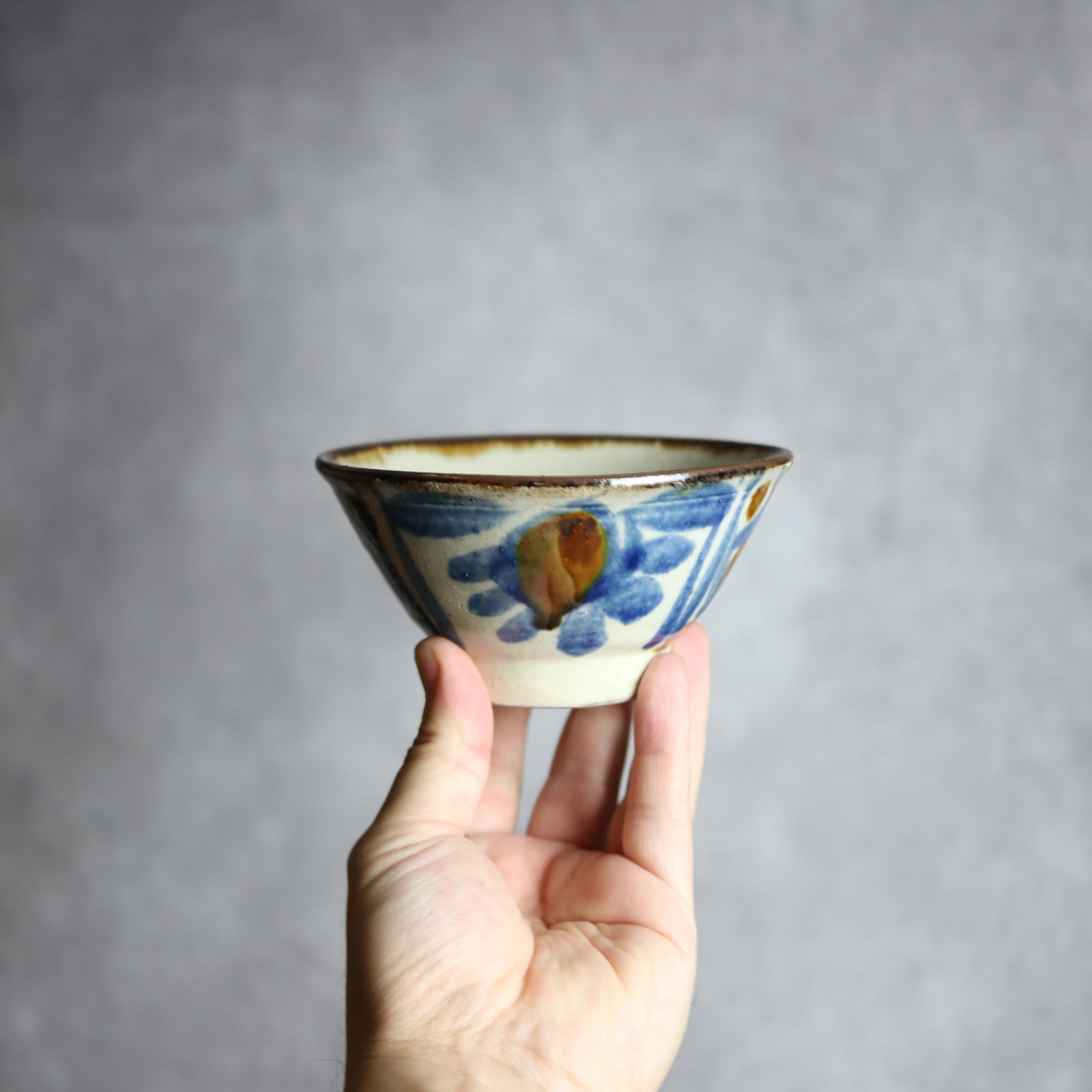 いずみ窯 島袋工房 - 4寸マカイ2 飴 呉須釉 格子点打 菊花唐草 やちむん 陶器 いずみ窯 島袋工房 - mundasui
