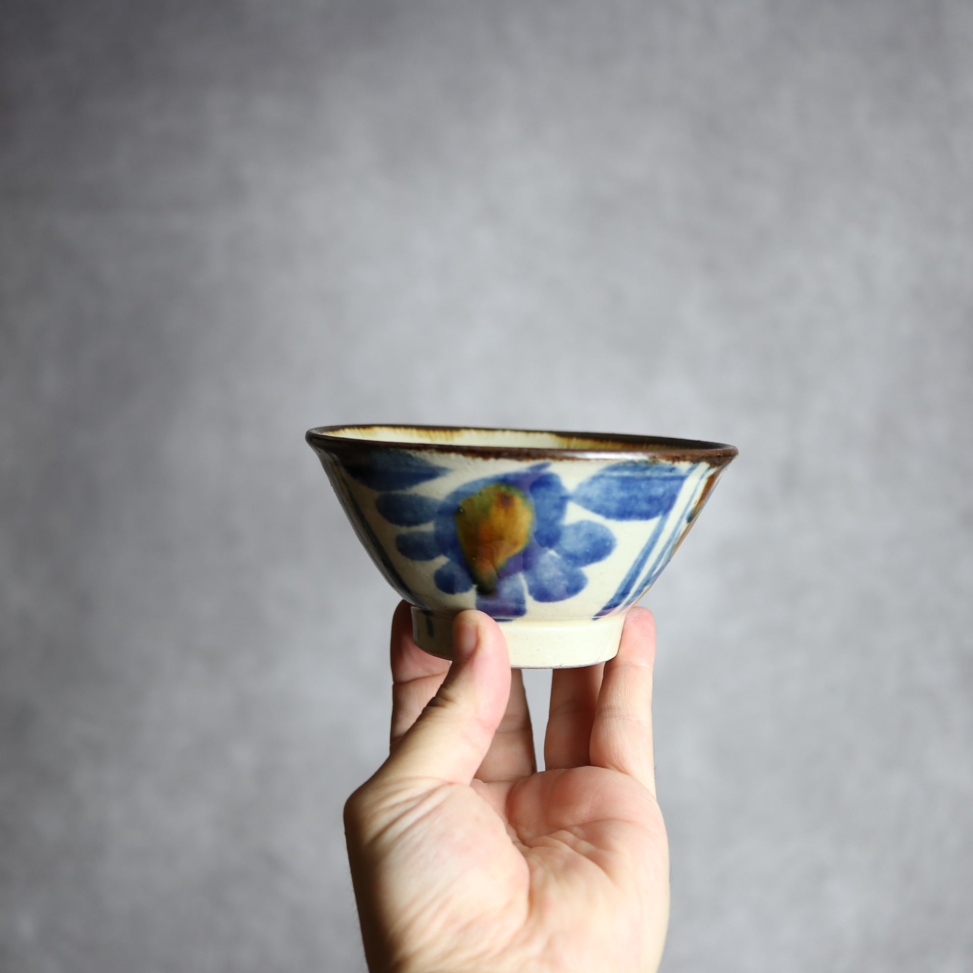 いずみ窯 島袋工房 - 4寸マカイ2 飴 呉須釉 格子点打 菊花唐草 やちむん 陶器 いずみ窯 島袋工房 - mundasui
