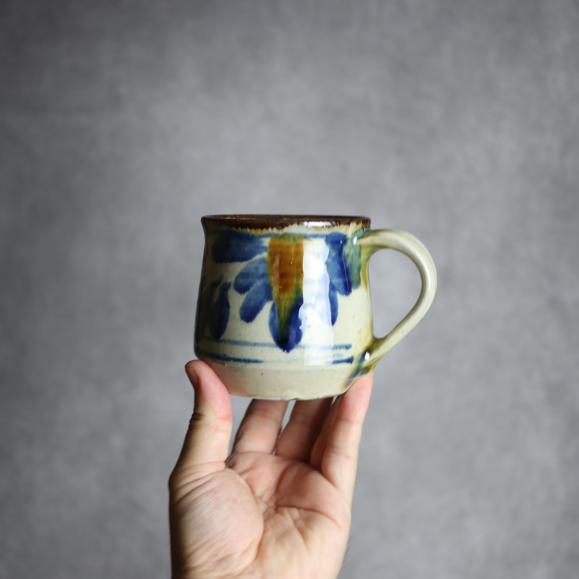 いずみ窯 島袋工房 - マグカップ1 飴 呉須釉 菊花紋 やちむん 陶器 いずみ窯 島袋工房 - mundasui