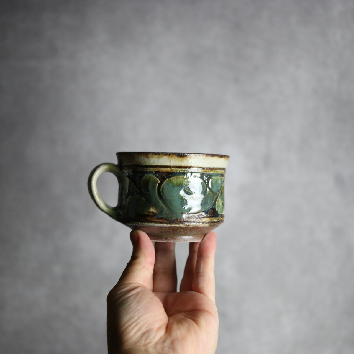 コーヒーカップ1 三彩 線彫唐草 やちむん 陶器 栄一工房