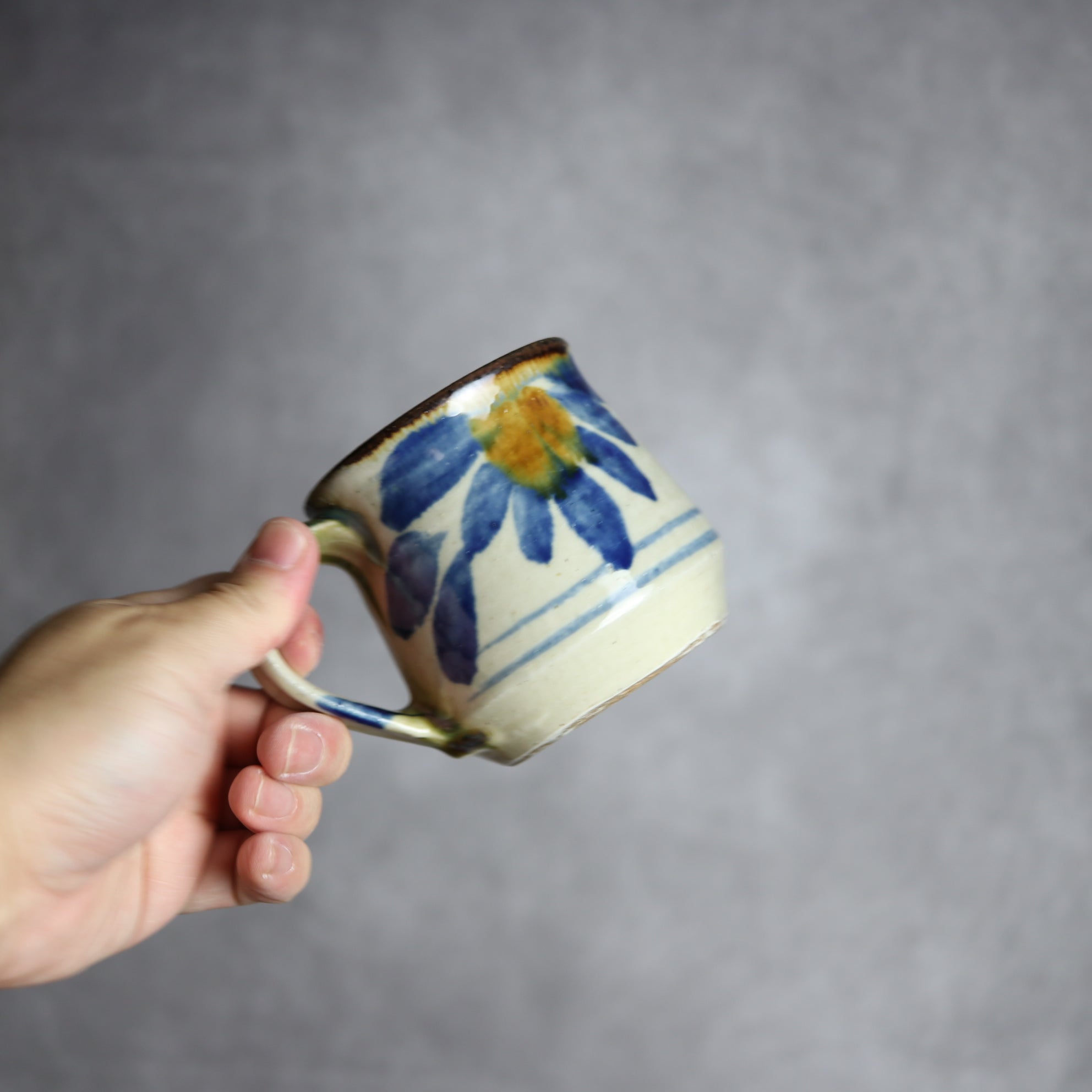 いずみ窯 島袋工房 - マグカップ1 飴 呉須釉 菊花紋 やちむん 陶器 いずみ窯 島袋工房 - mundasui