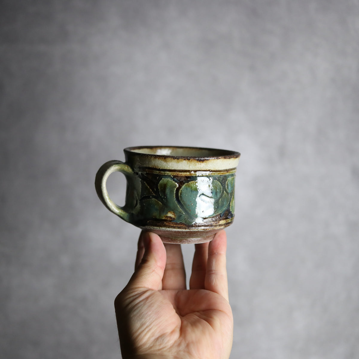 コーヒーカップ1 三彩 線彫唐草 やちむん 陶器 栄一工房