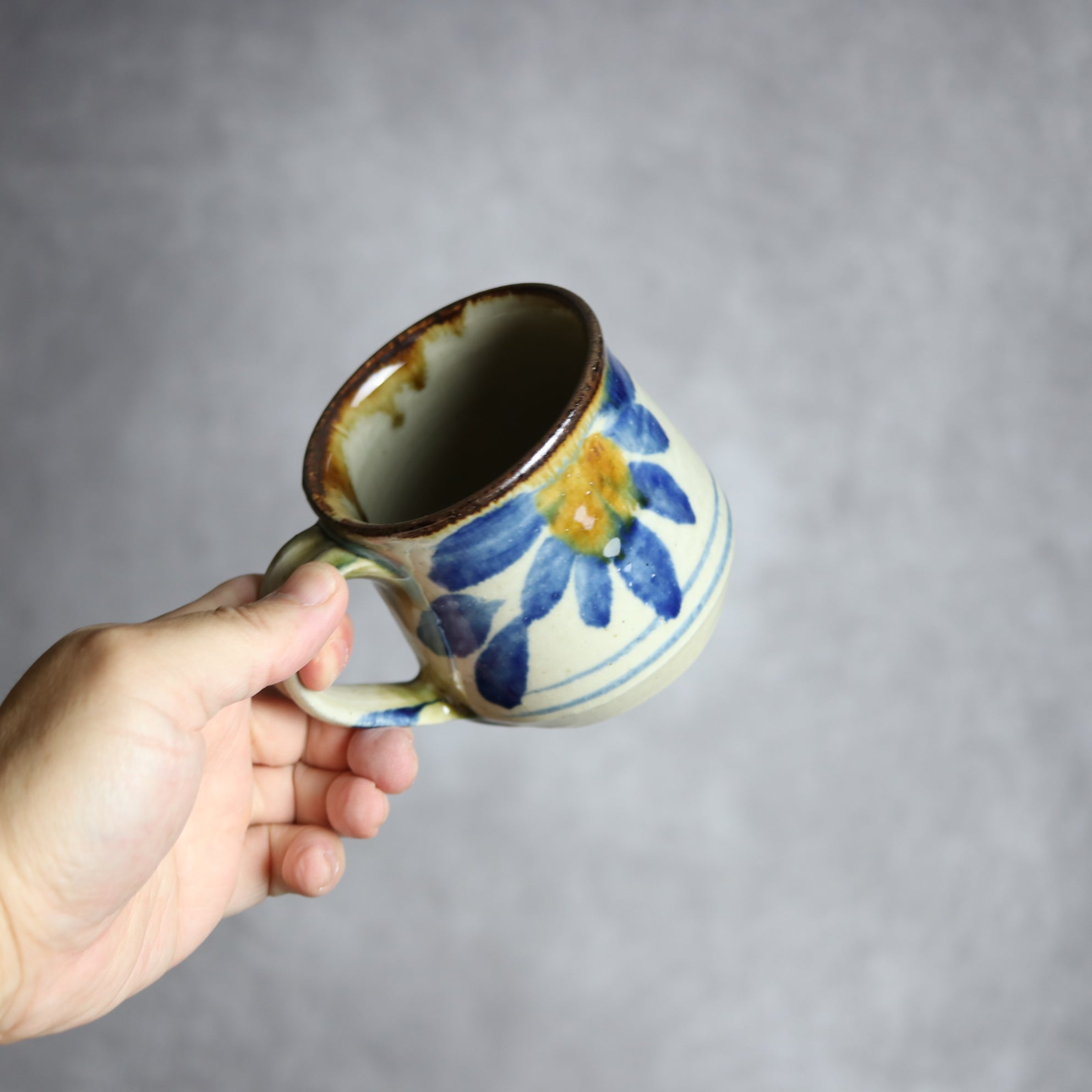 いずみ窯 島袋工房 - マグカップ1 飴 呉須釉 菊花紋 やちむん 陶器 いずみ窯 島袋工房 - mundasui