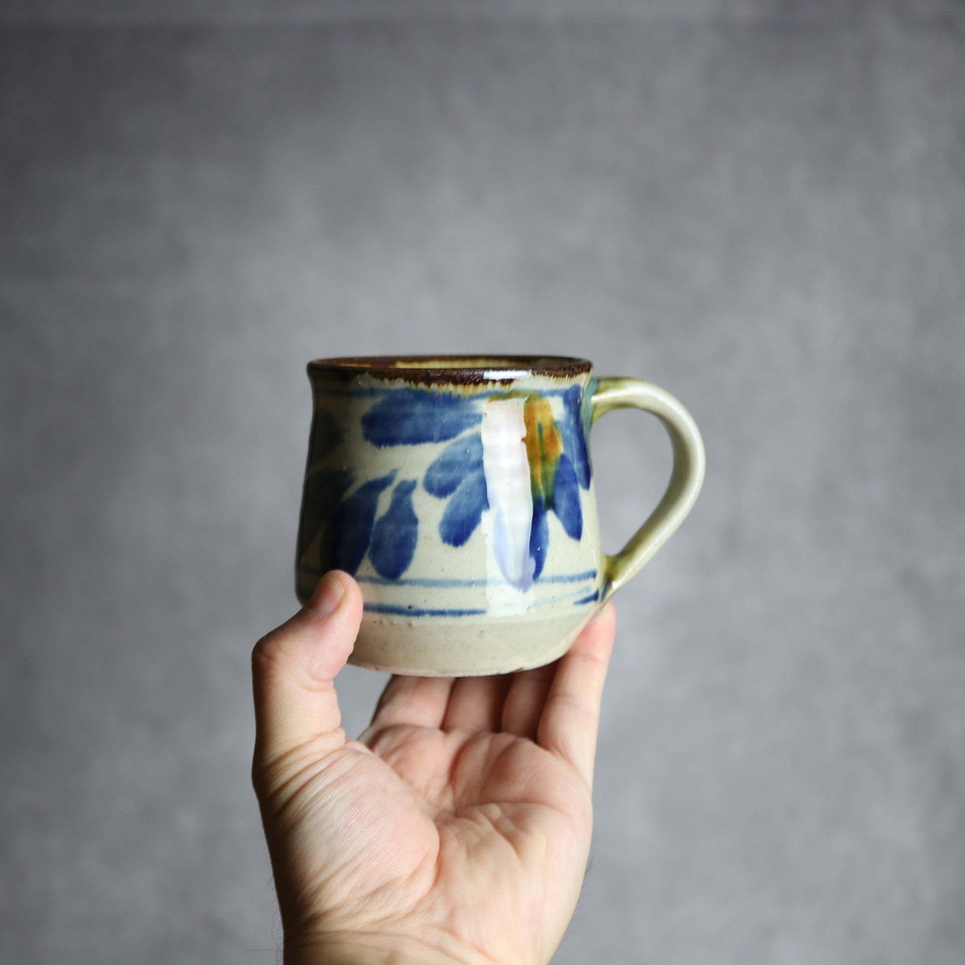 いずみ窯 島袋工房 - マグカップ1 飴 呉須釉 菊花紋 やちむん 陶器 いずみ窯 島袋工房 - mundasui
