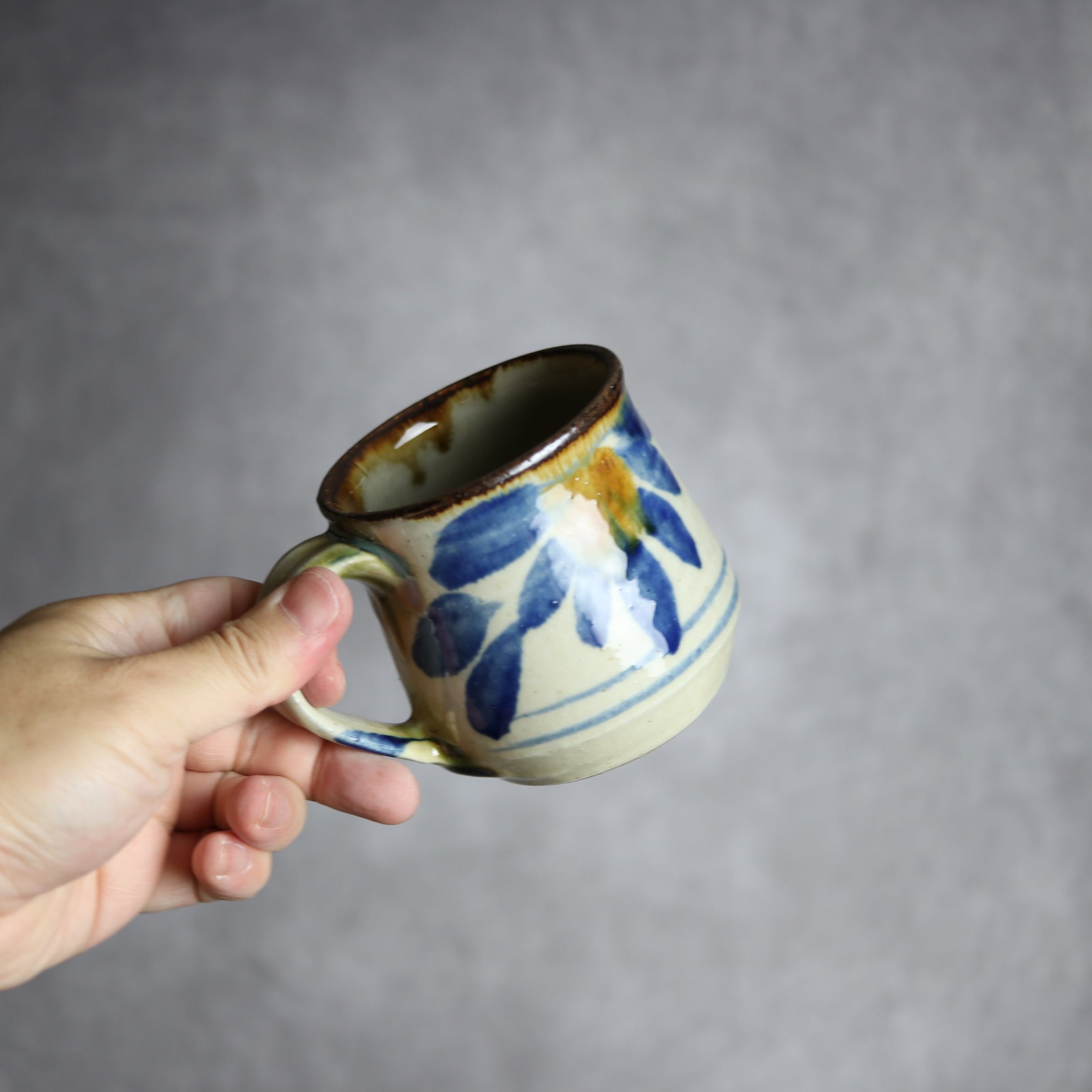 いずみ窯 島袋工房 - マグカップ1 飴 呉須釉 菊花紋 やちむん 陶器 いずみ窯 島袋工房 - mundasui
