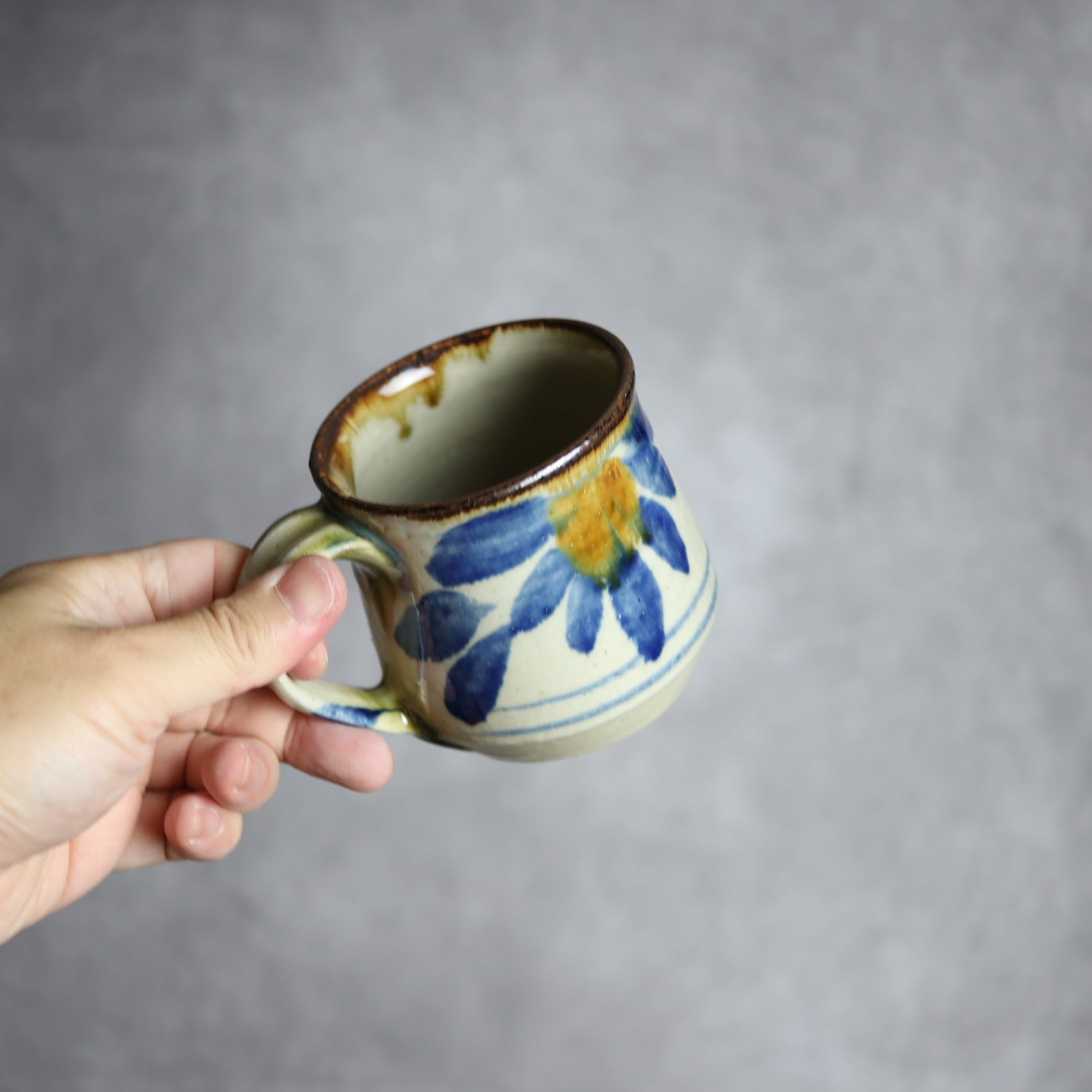 いずみ窯 島袋工房 - マグカップ1 飴 呉須釉 菊花紋 やちむん 陶器 いずみ窯 島袋工房 - mundasui