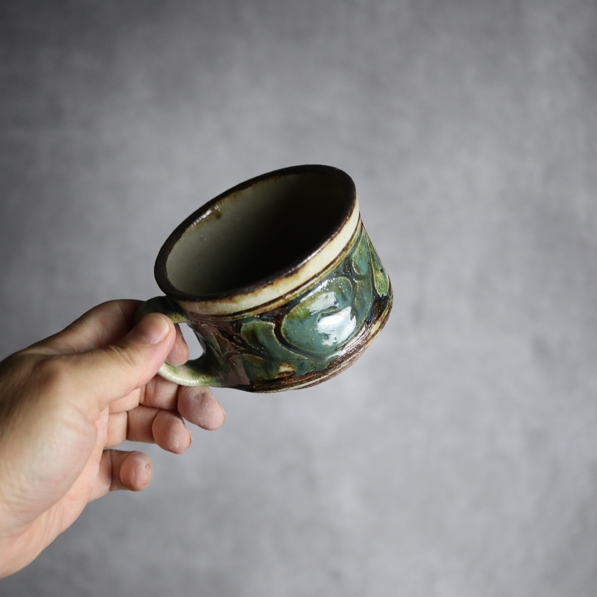 コーヒーカップ1 三彩 線彫唐草 やちむん 陶器 栄一工房
