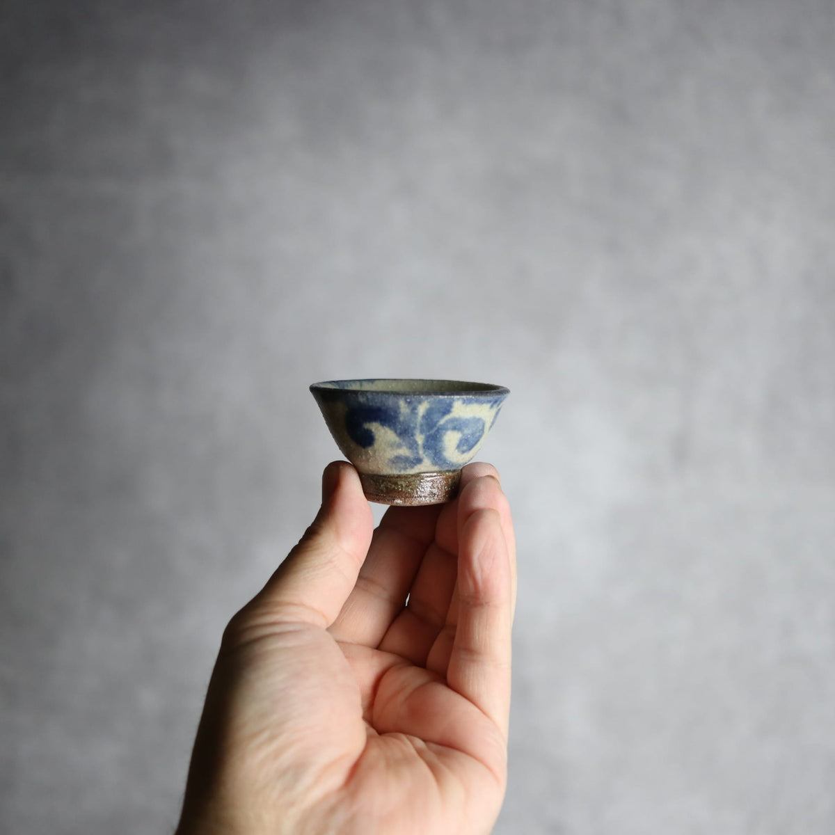 猪口1 呉須釉 唐草 やちむん 陶器 栄一工房