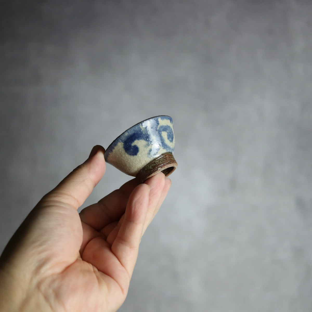 猪口1 呉須釉 唐草 やちむん 陶器 栄一工房