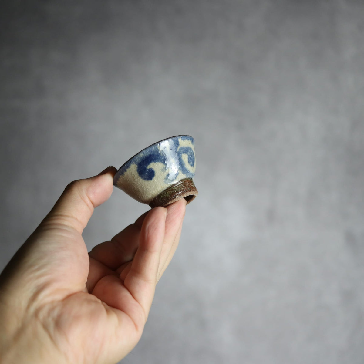 猪口1 呉須釉 唐草 やちむん 陶器 栄一工房