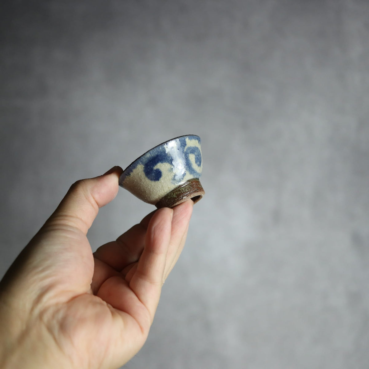 猪口1 呉須釉 唐草 やちむん 陶器 栄一工房