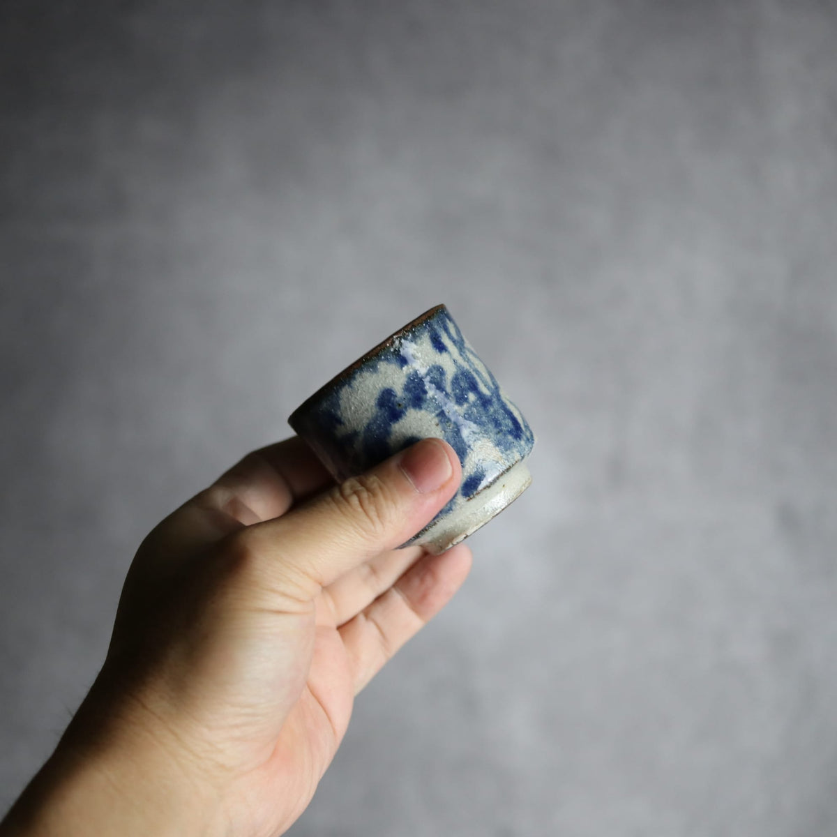 ぐい呑み1 呉須釉 唐草格子 やちむん 陶器 栄一工房