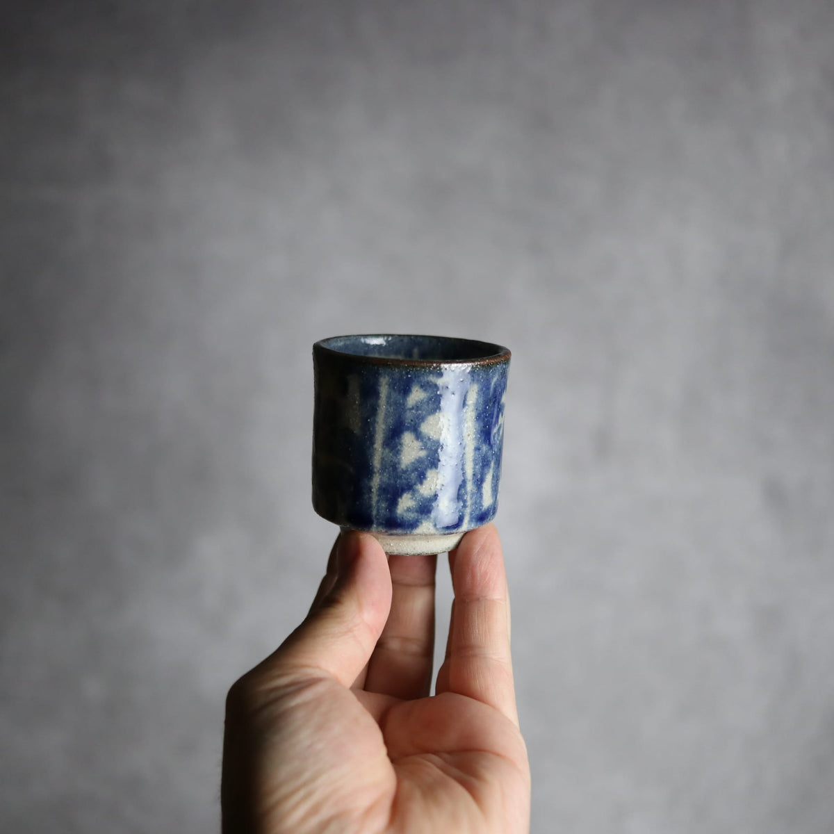ぐい呑み1 呉須釉 唐草格子 やちむん 陶器 栄一工房