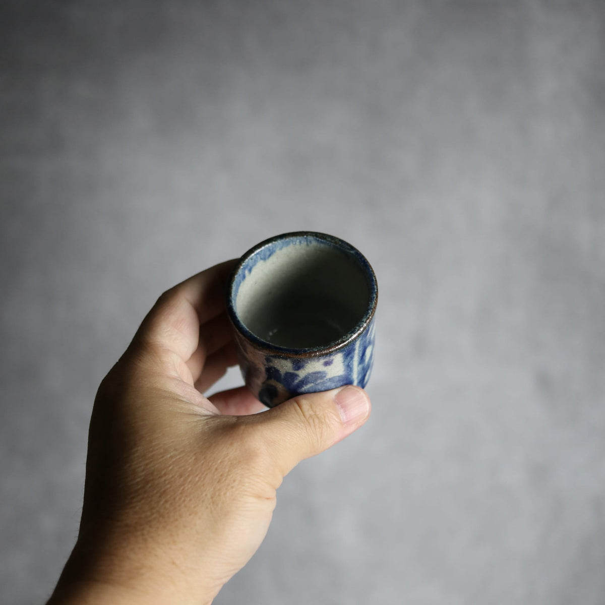 ぐい呑み1 呉須釉 唐草格子 やちむん 陶器 栄一工房