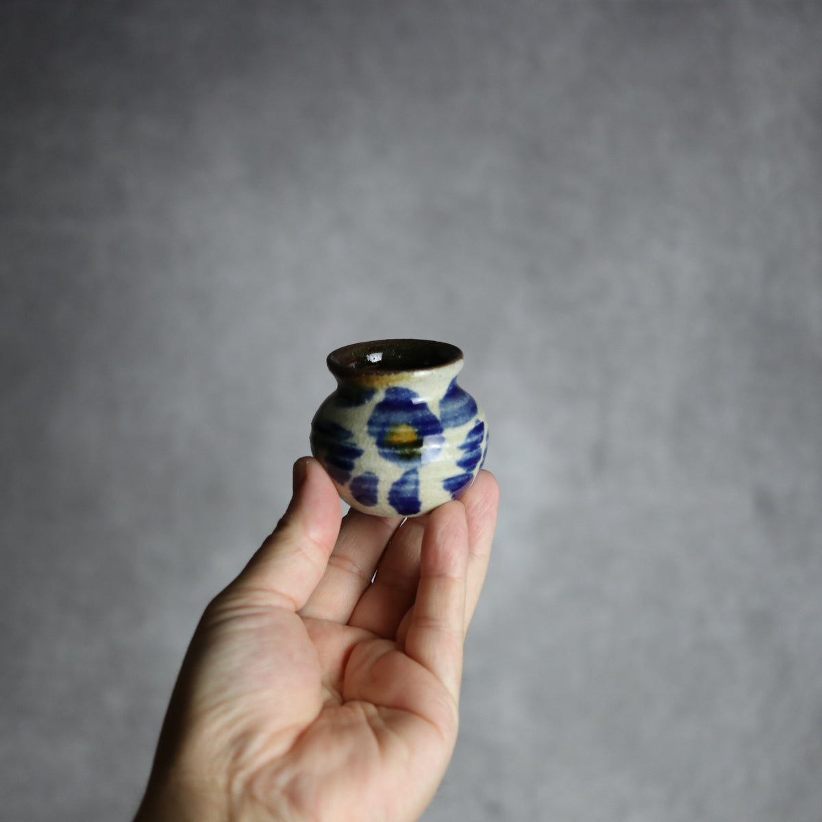 楊枝壺1 飴 呉須釉 菊花 やちむん 陶器 北窯 松田共司工房