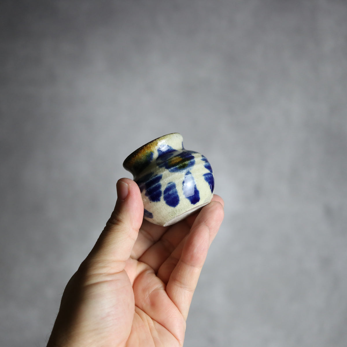 楊枝壺1 飴 呉須釉 菊花 やちむん 陶器 北窯 松田共司工房