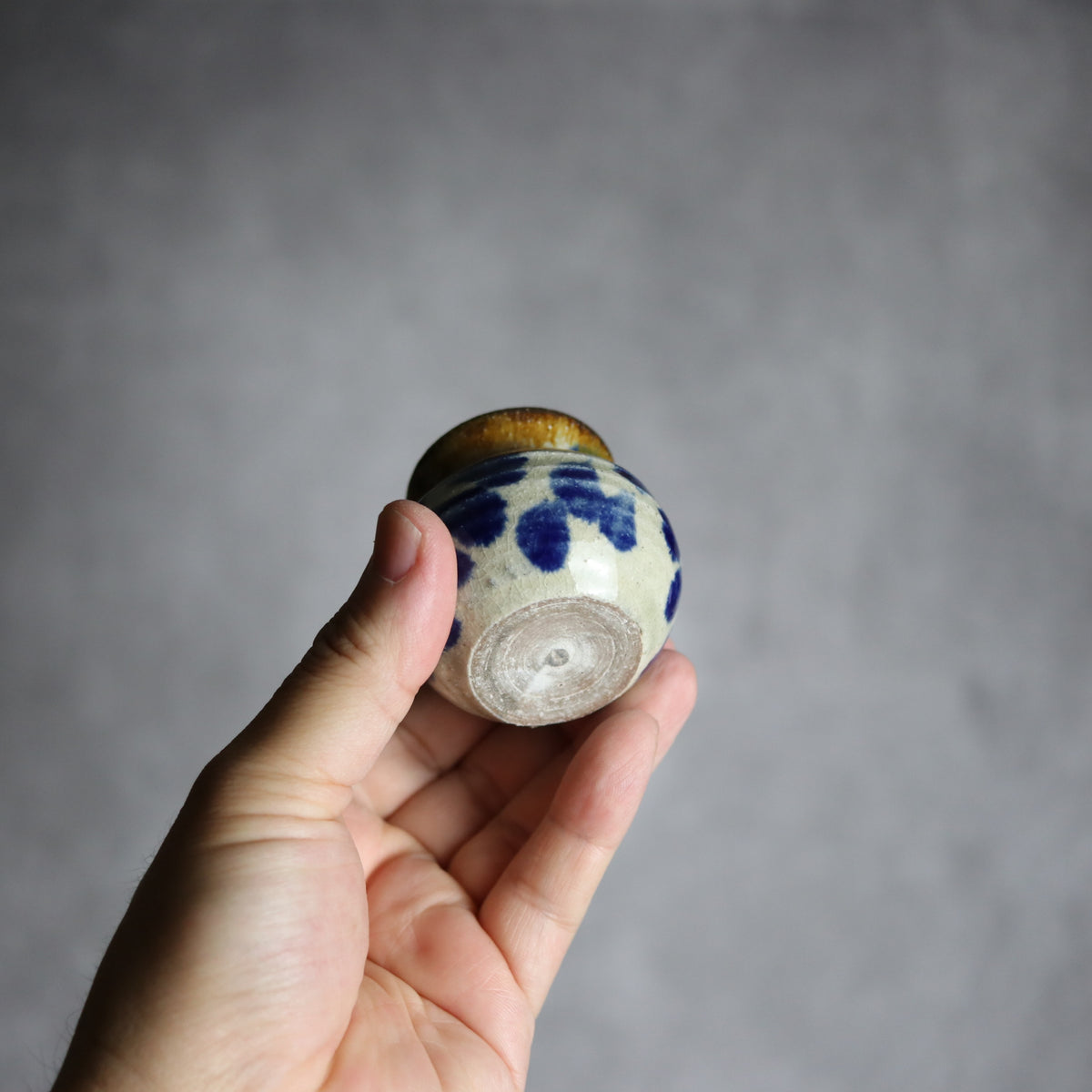 楊枝壺1 飴 呉須釉 菊花 やちむん 陶器 北窯 松田共司工房