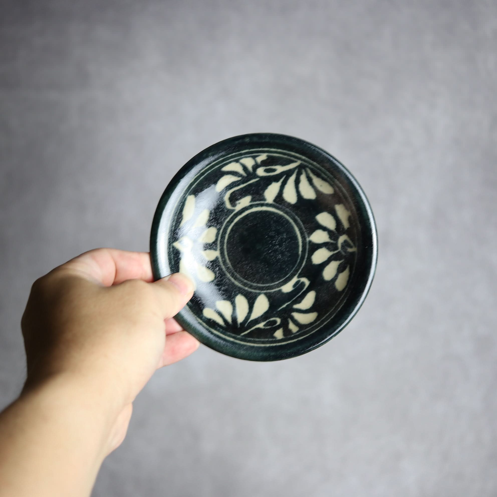 4寸皿 呉須釉 蝋抜 菊紋唐草 やちむん 陶器 真南風工房