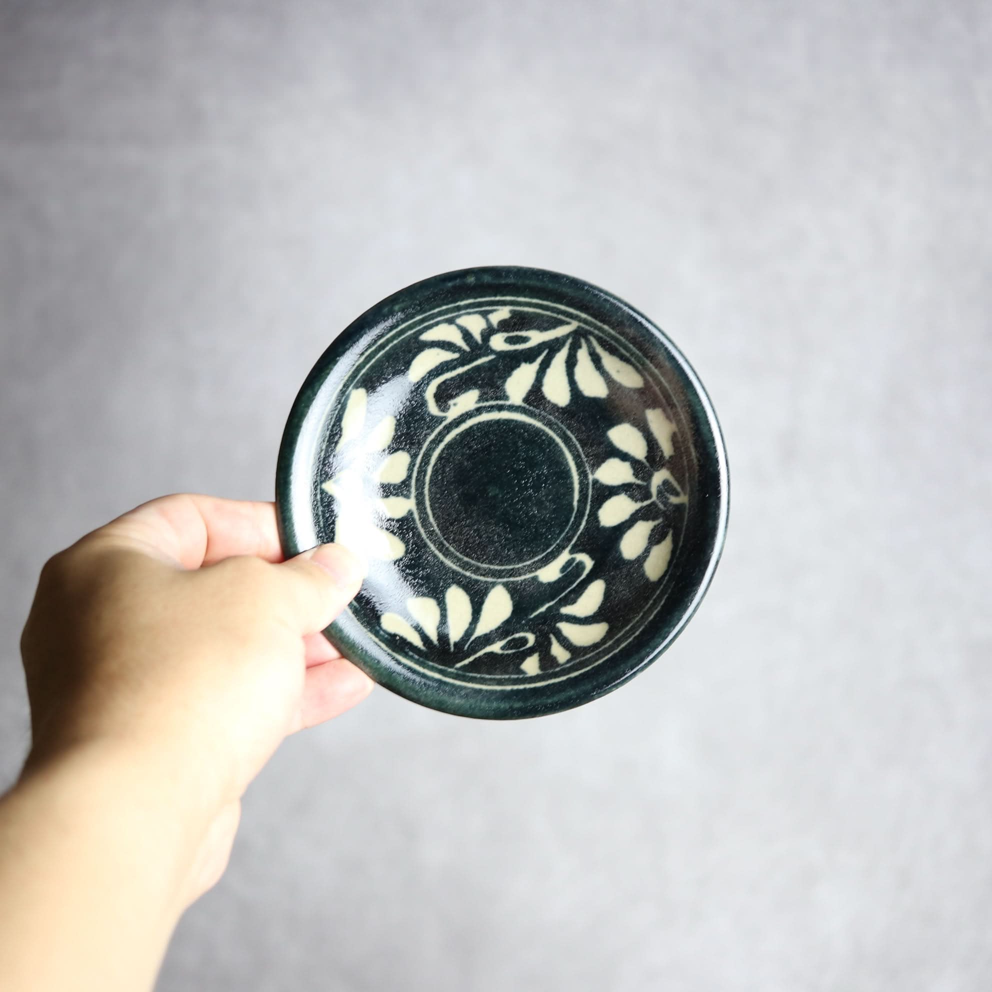 4寸皿 呉須釉 蝋抜 菊紋唐草 やちむん 陶器 真南風工房