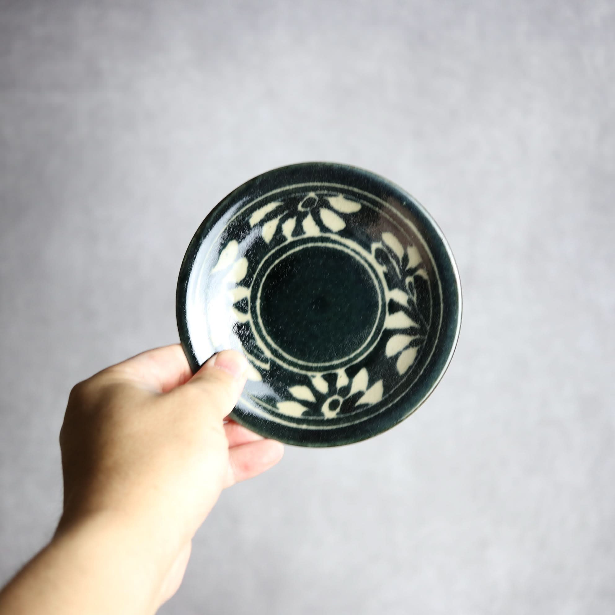 4寸皿 呉須釉 蝋抜 菊紋唐草 やちむん 陶器 真南風工房