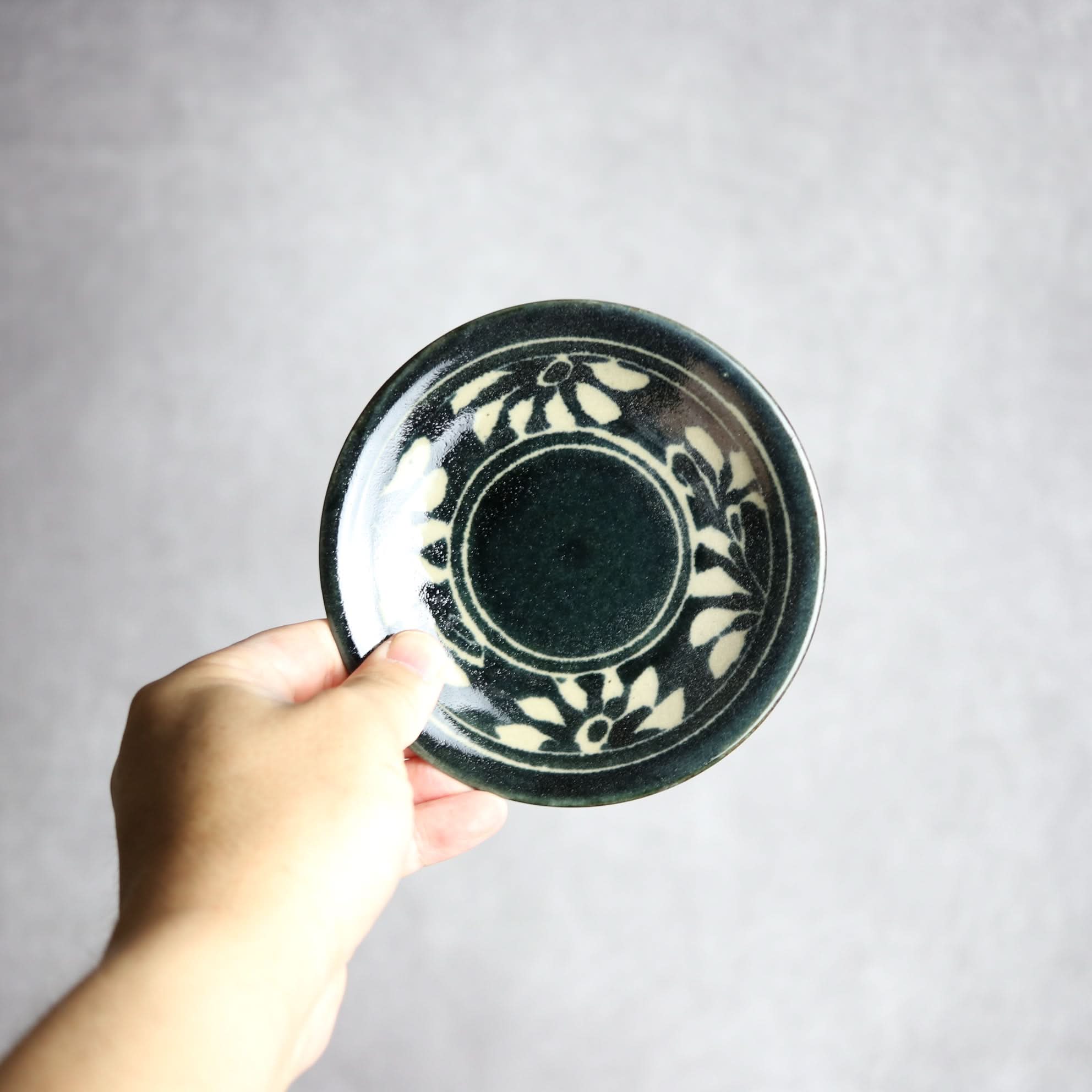 4寸皿 呉須釉 蝋抜 菊紋唐草 やちむん 陶器 真南風工房