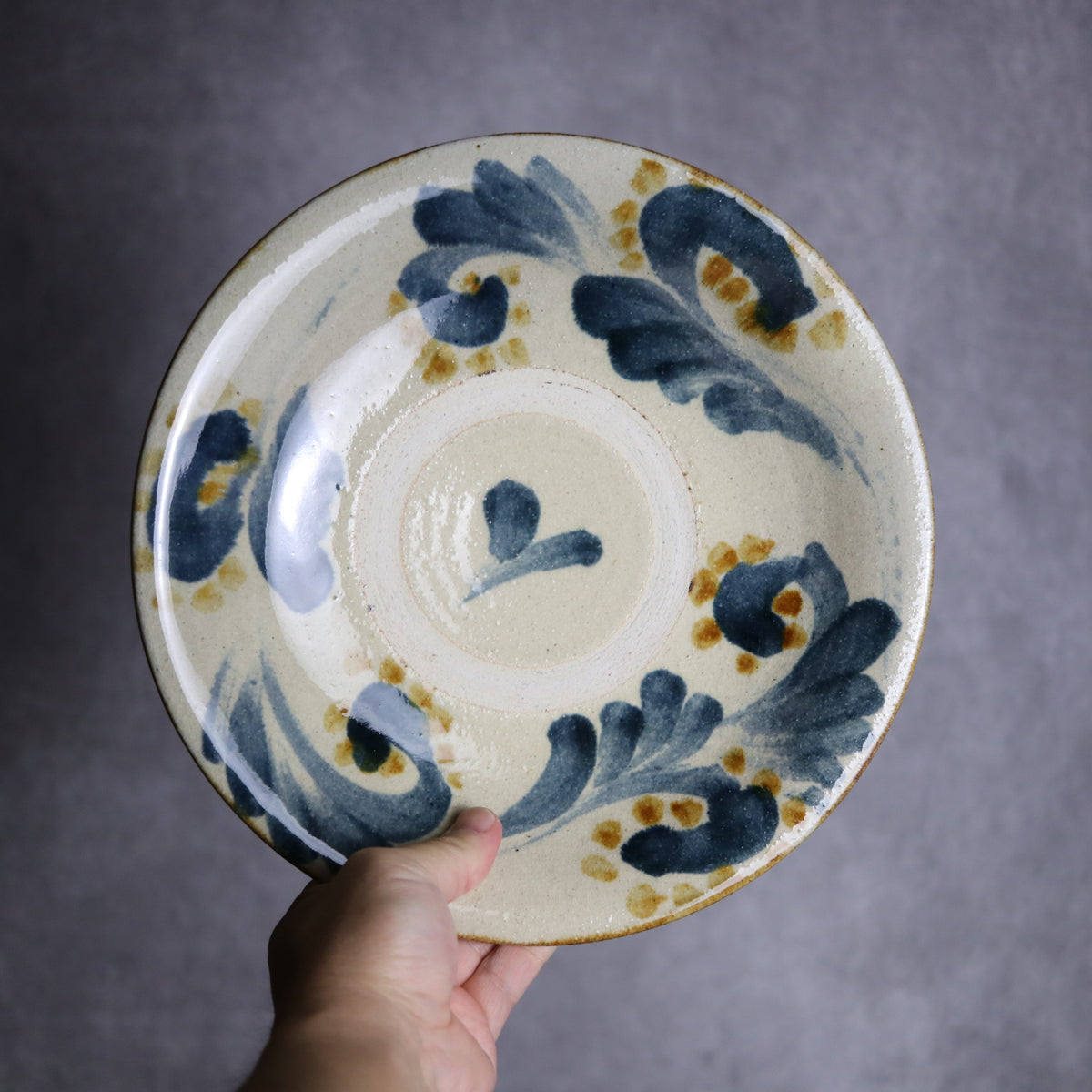 8寸皿1 飴 呉須釉 唐草 やちむん 陶器 北窯 松田共司工房