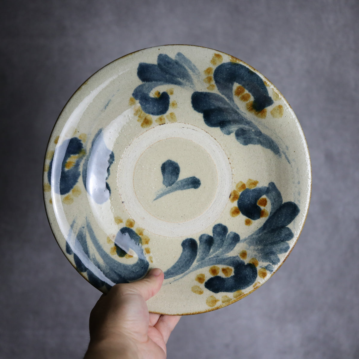 8寸皿1 飴 呉須釉 唐草 やちむん 陶器 北窯 松田共司工房