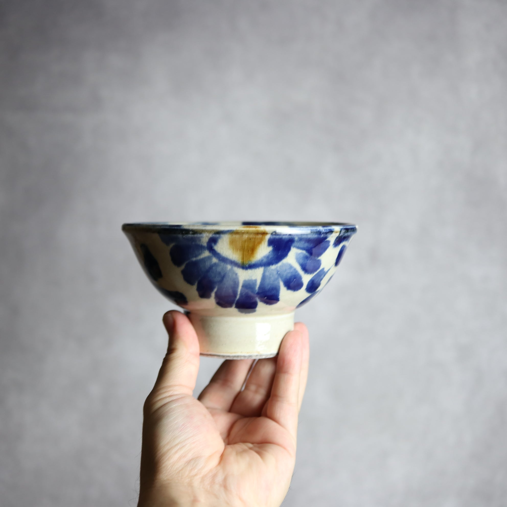 茂生窯 - 4.5寸マカイ2 飴 呉須釉 菊唐草 やちむん 陶器 茂生窯 - mundasui