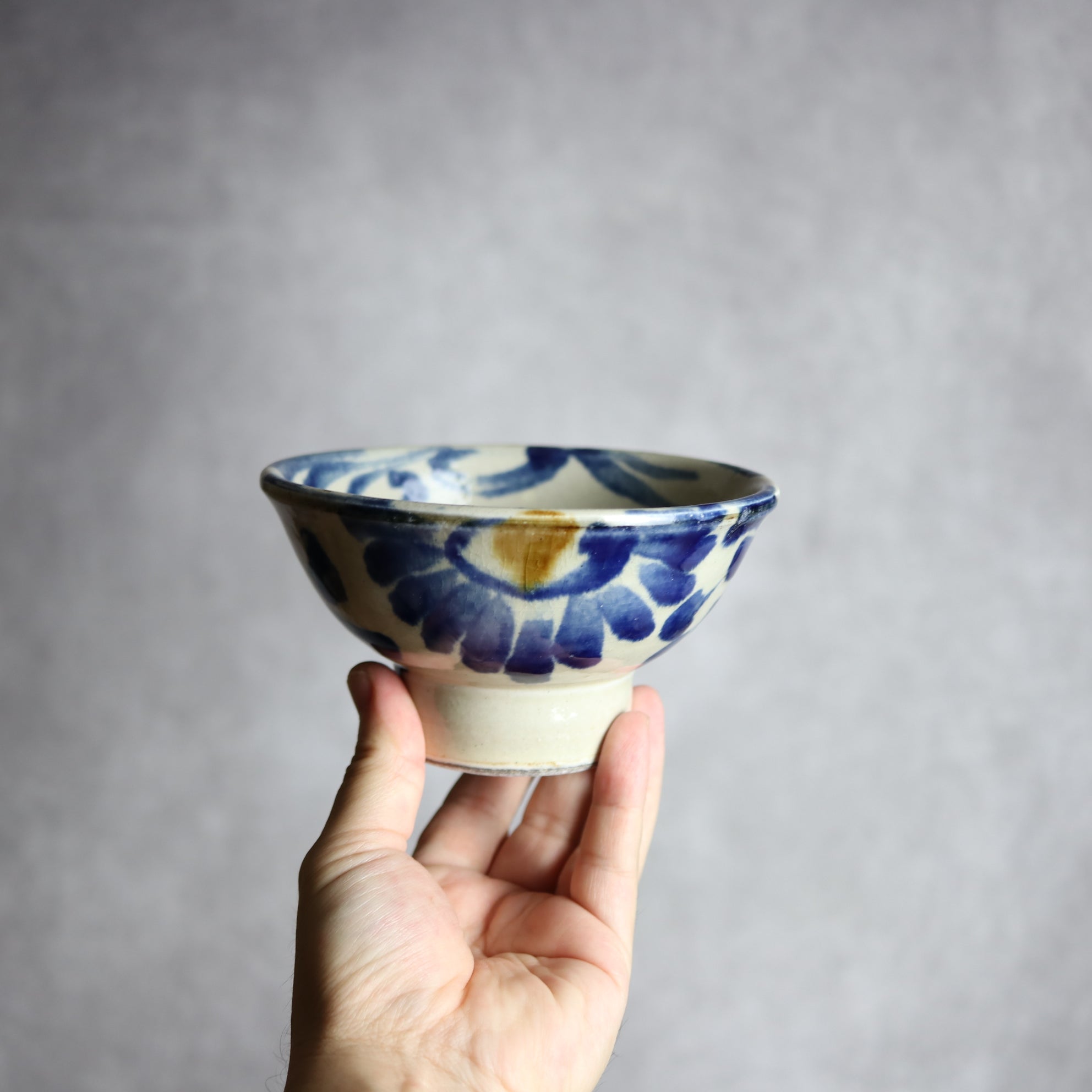 茂生窯 - 4.5寸マカイ2 飴 呉須釉 菊唐草 やちむん 陶器 茂生窯 - mundasui